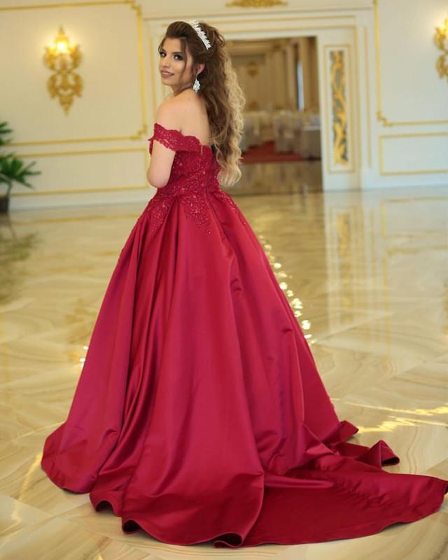 Elegant Off-the-Shoulder Satin Ball Gown Prom Dress with Lace Appliques - Perfect for Homecoming, Formal Dances & Special Occasions