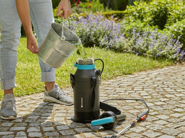 Gardena EasyPump Pressure Sprayer 5 Liter (1.3 Gallon) - 11136 Model for Garden, Lawn & Plant Care - Perfect for Watering, Fertilizing & Pest Control
