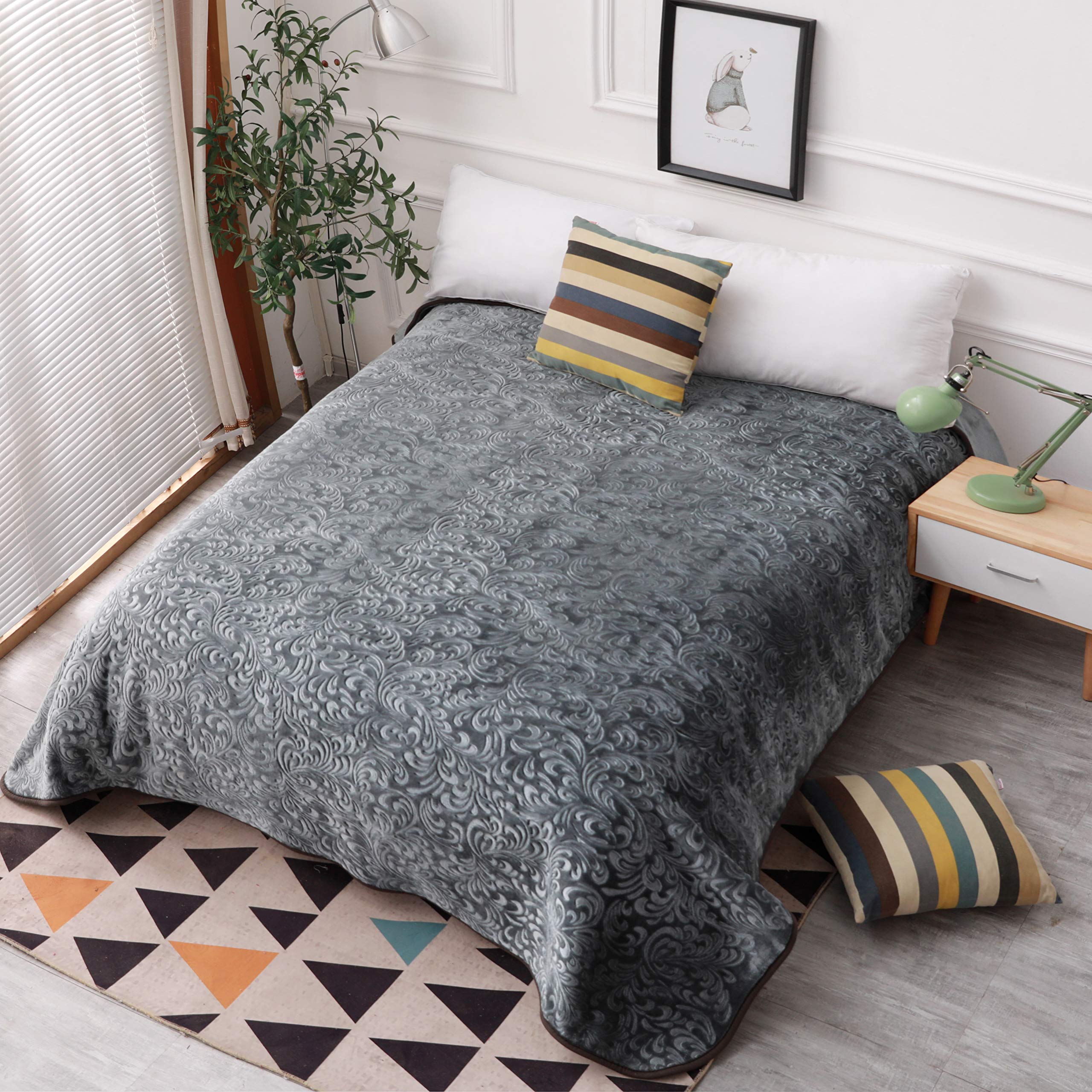 Soft Grey Fleece Throw Blanket - Cozy Mink Plush Fuzzy Blanket for Bed, Couch & Sofa - Warm Flannel Blanket for Winter, Home Decor & Gifts