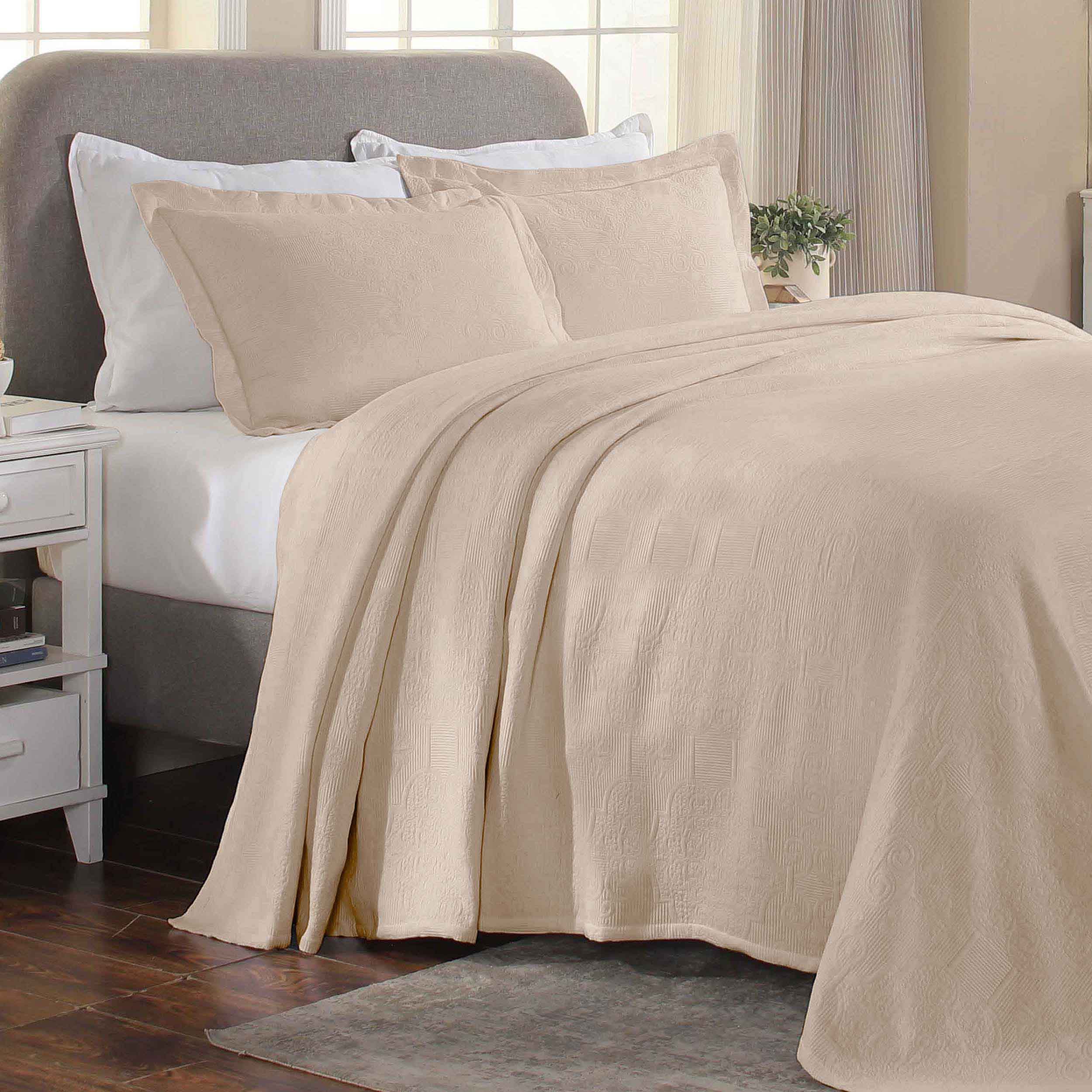 Florin Cotton Matelassé Jacquard Bedspread Set with Scrolling Medallion Design - Luxury Queen/King Size Bedding for Master Bedroom, Guest Room & Hotel Decor