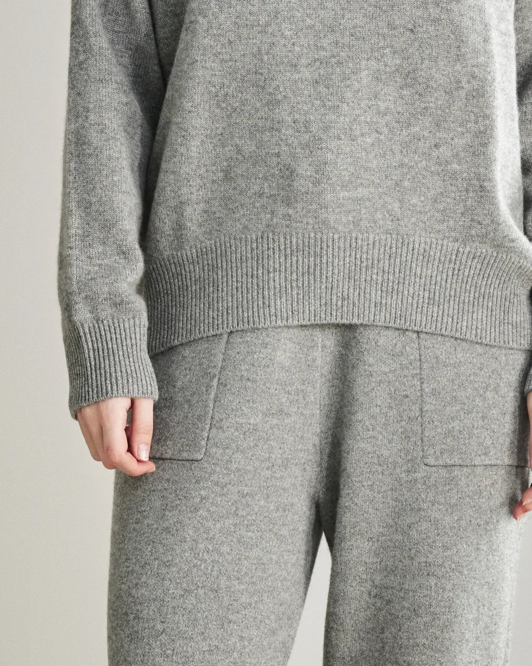 Luxury Women's Oversized Turtleneck Cashmere Sweater - Soft & Warm Winter Pullover for Casual Outfits, Office Wear & Holiday Fashion