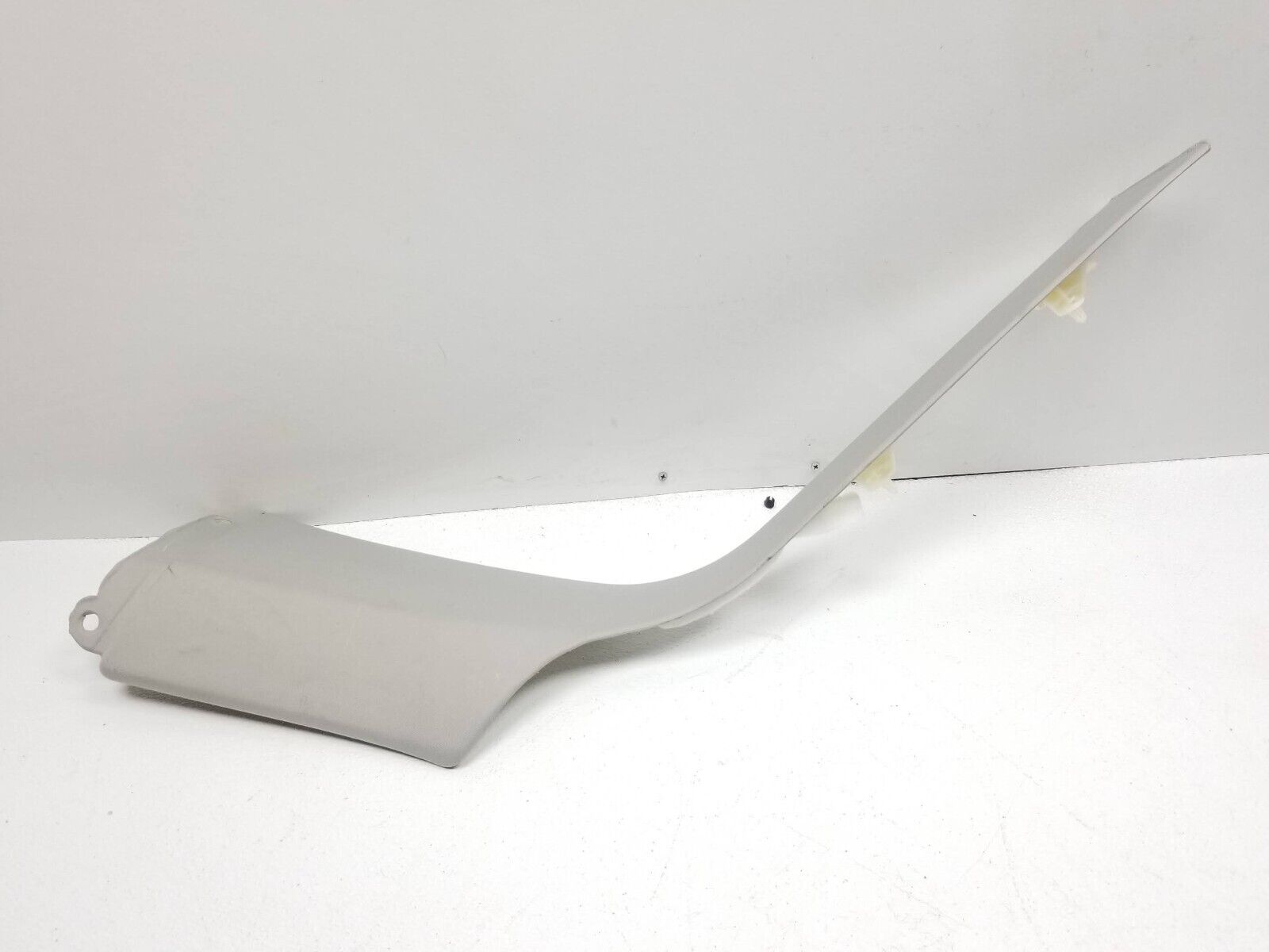 2006-2011 Mercedes ML500 Right Passenger Side Rear C Pillar Trim Cover - OEM Replacement Part for Interior Repair & Customization