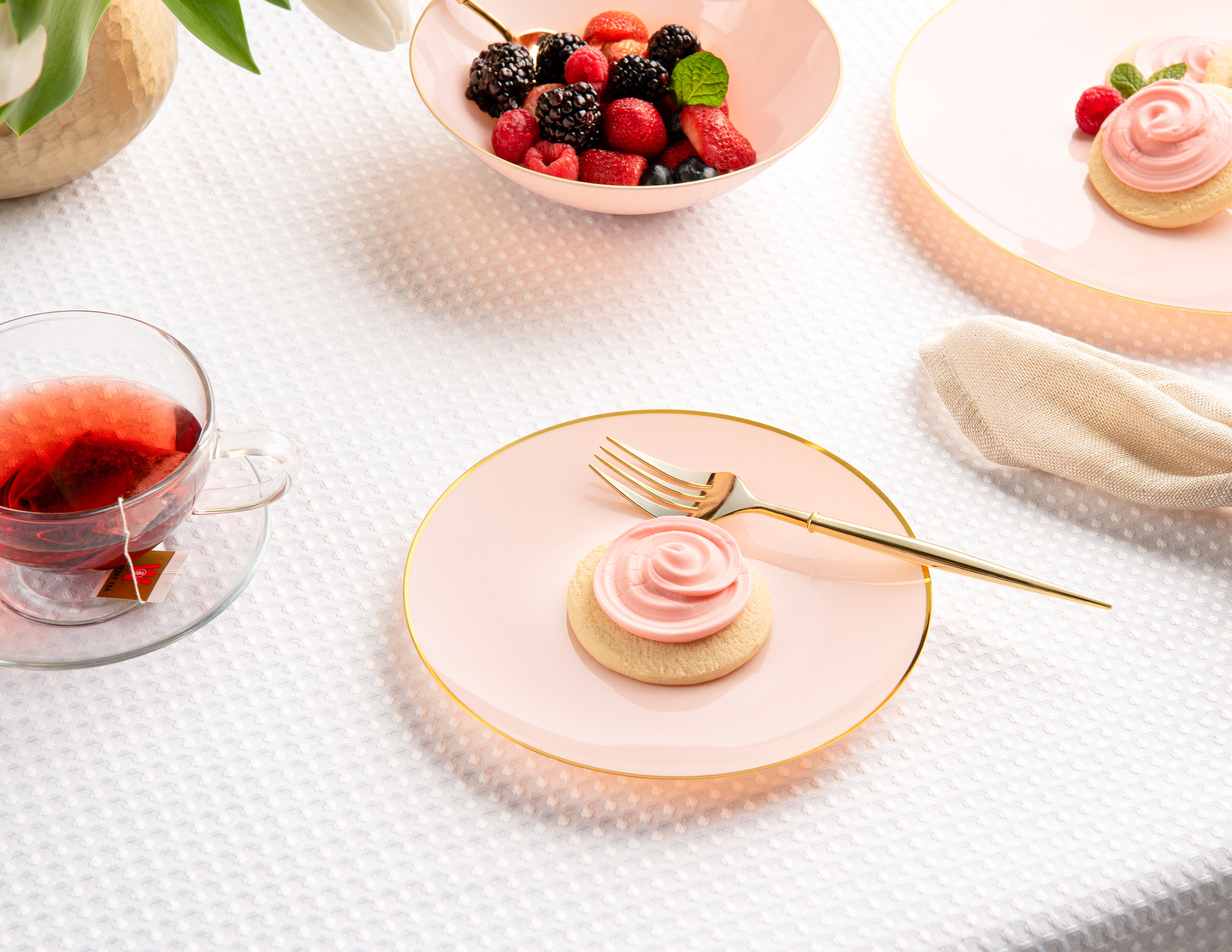32-Piece Pink & Gold Round Plastic Dinnerware Set - 16 Place Settings - BPA-Free Eco-Friendly Disposable Plates, Cups, Forks & Spoons - Perfect for Birthday Parties, Baby Showers & Outdoor Events