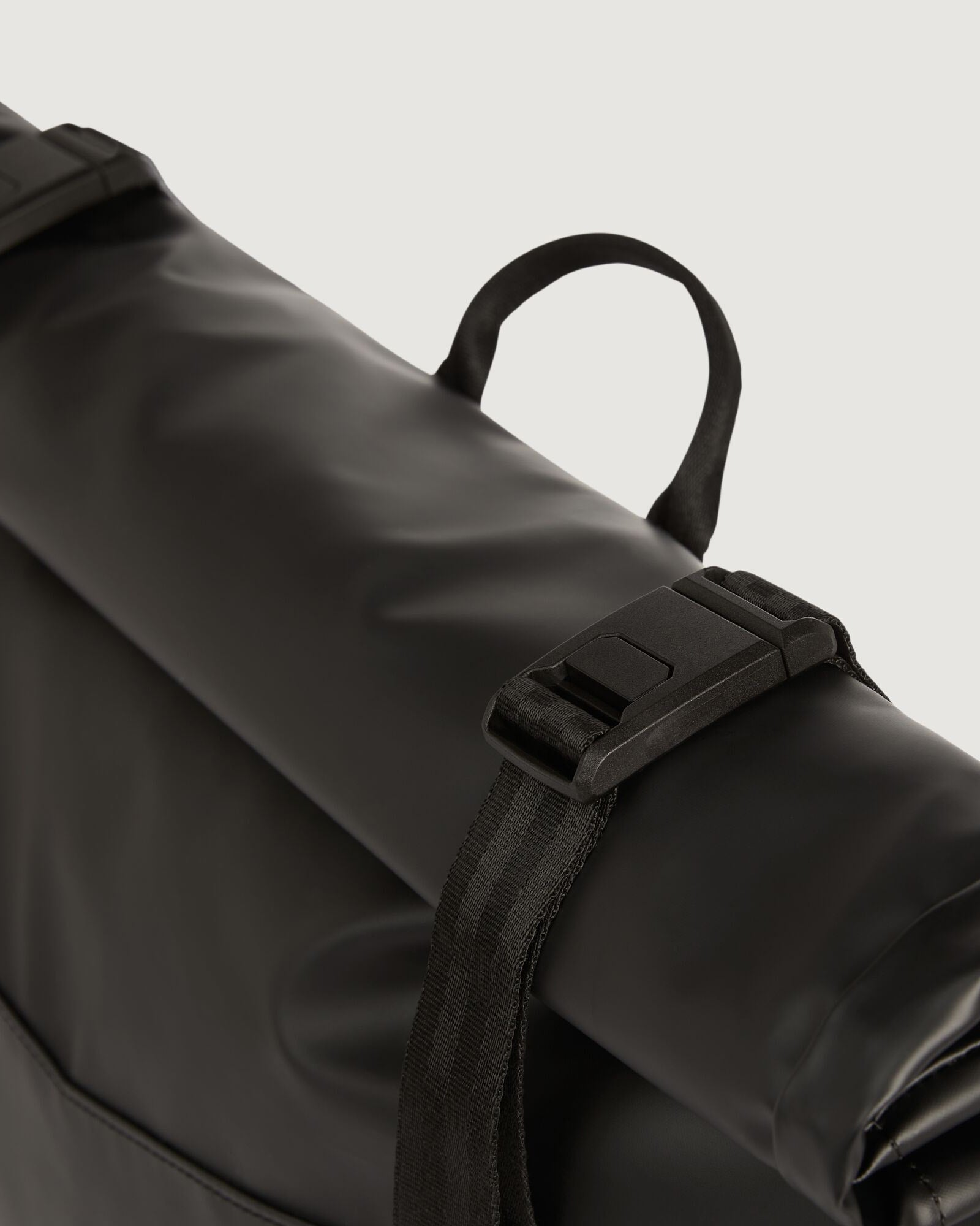 Amphi Roll Top Messenger Bag 15L Waterproof Backpack - Black Stingray Design for Men & Women - Perfect for Commuting, Travel & Outdoor Adventures