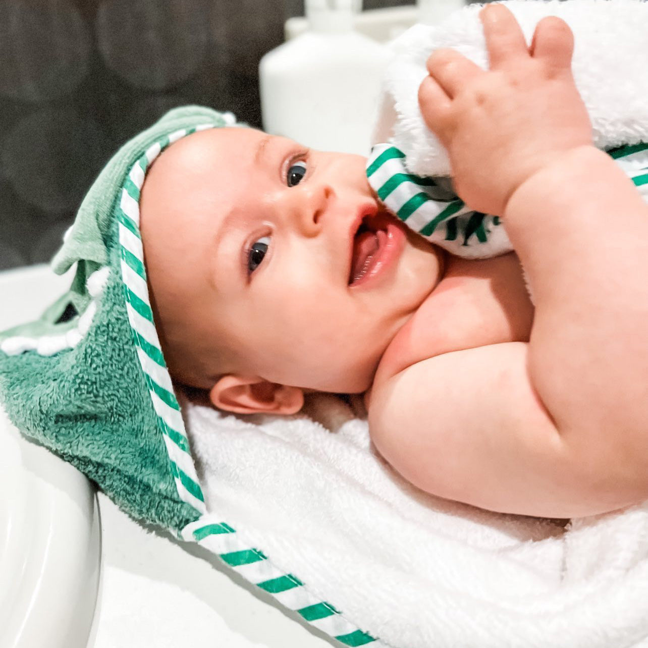 Crocodile Hooded Bath Towel for Kids - Fun Aussie Animal Themed Bath Wrap - Perfect for Swimming, Beach, and Bath Time