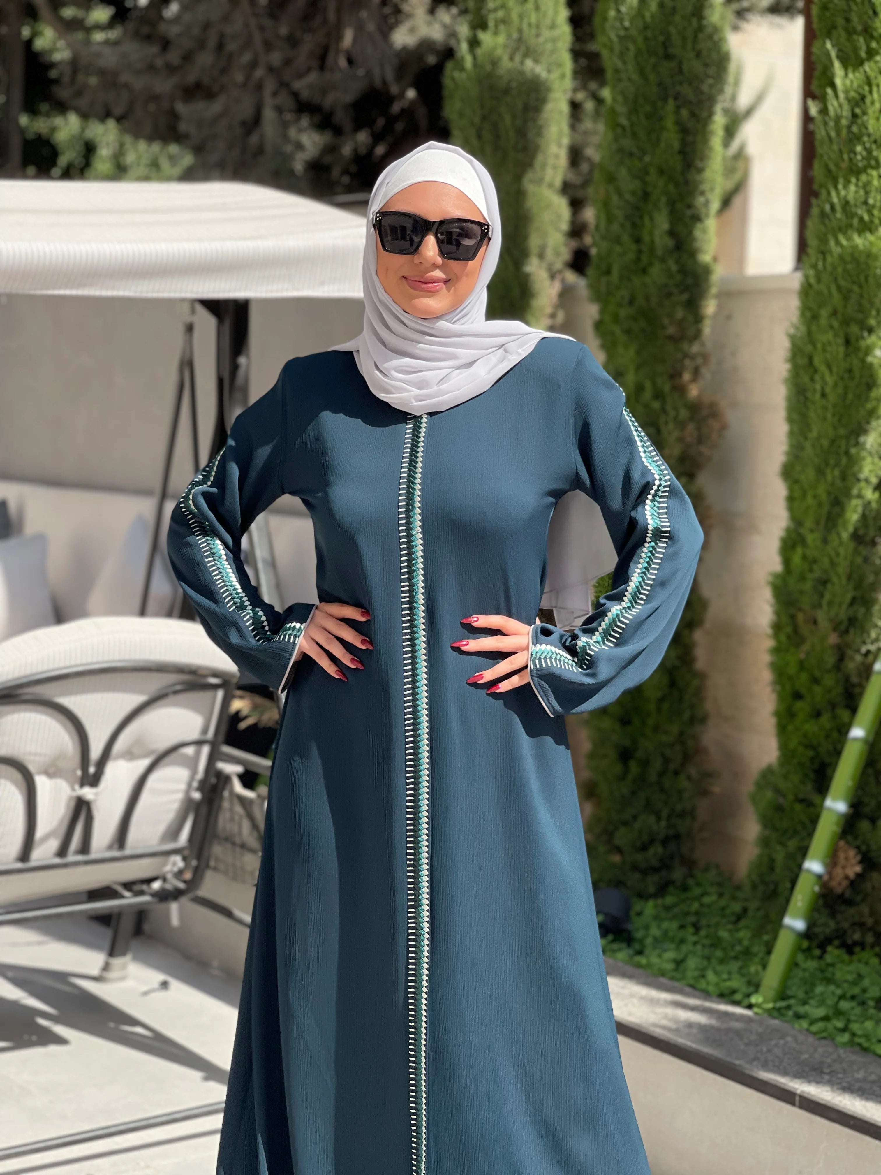Elegant Embroidered Abaya with Front Zipper Closure - Perfect for Modest Fashion, Prayer, and Special Occasions