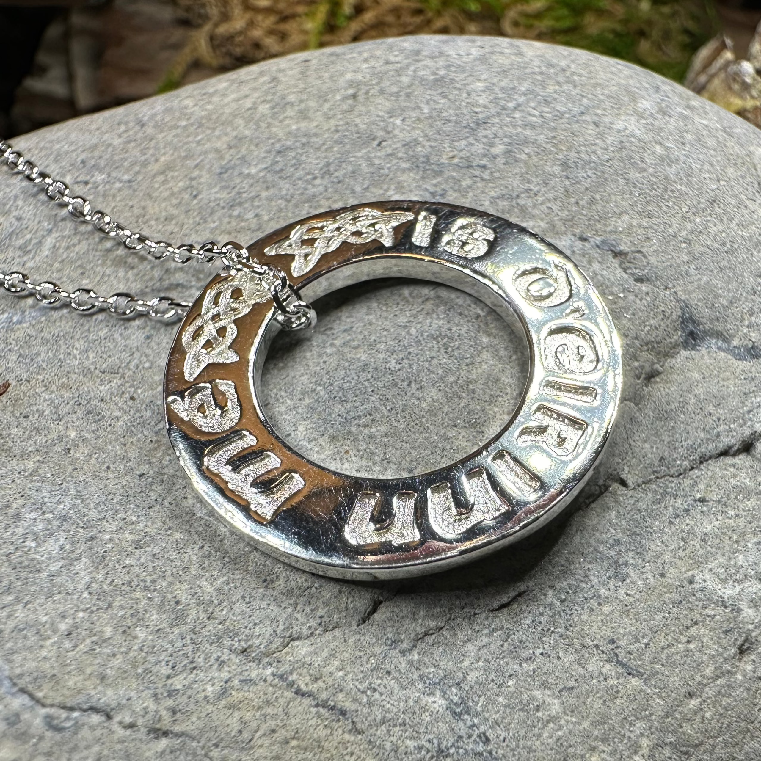 I Am Of Ireland Gaelic Necklace - Irish Heritage Pendant for Women & Men - Perfect for St. Patrick's Day, Irish Weddings & Cultural Celebrations