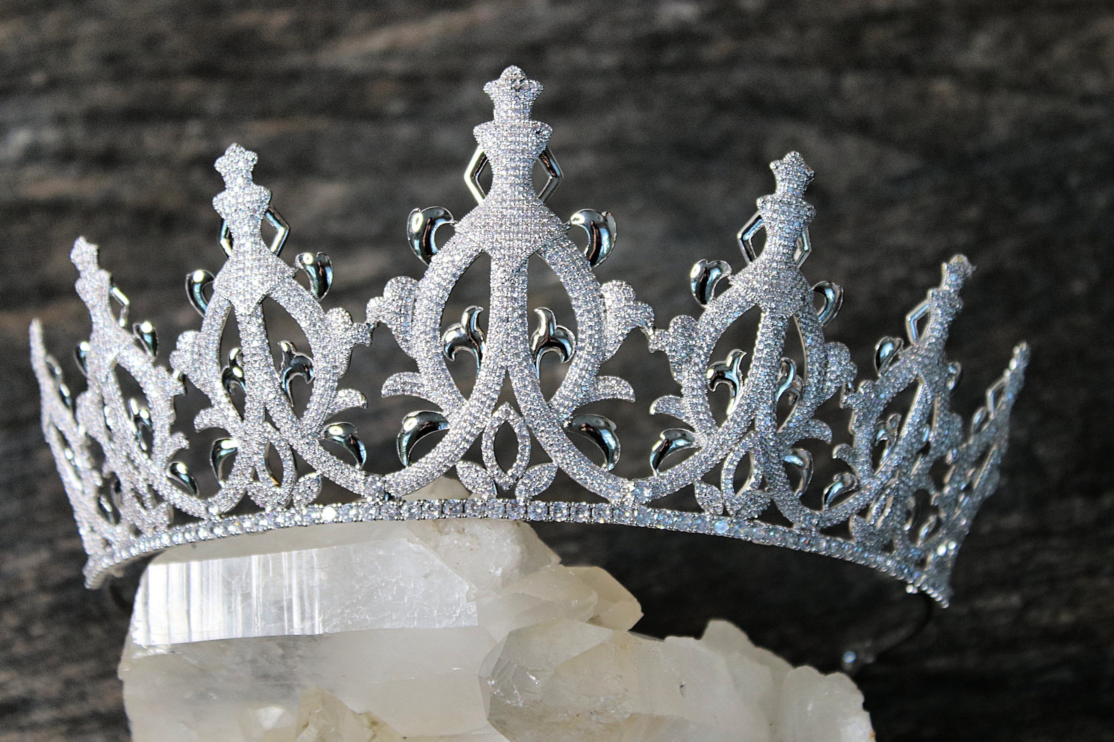 GEMMA Bridal Tiara - Elegant Wedding Crown for Bride, Rhinestone Crystal Headpiece - Perfect for Bridal Shower, Wedding Ceremony & Prom