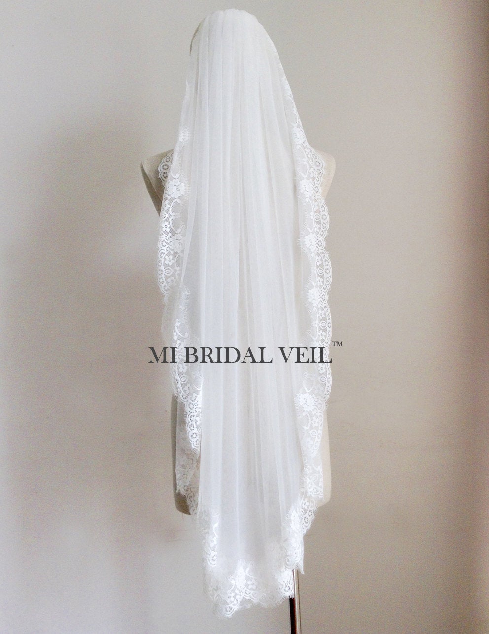 Elegant Fingertip Wedding Veil with Rose Lace Trim - Romantic Bridal Accessory for Church Ceremony & Outdoor Weddings