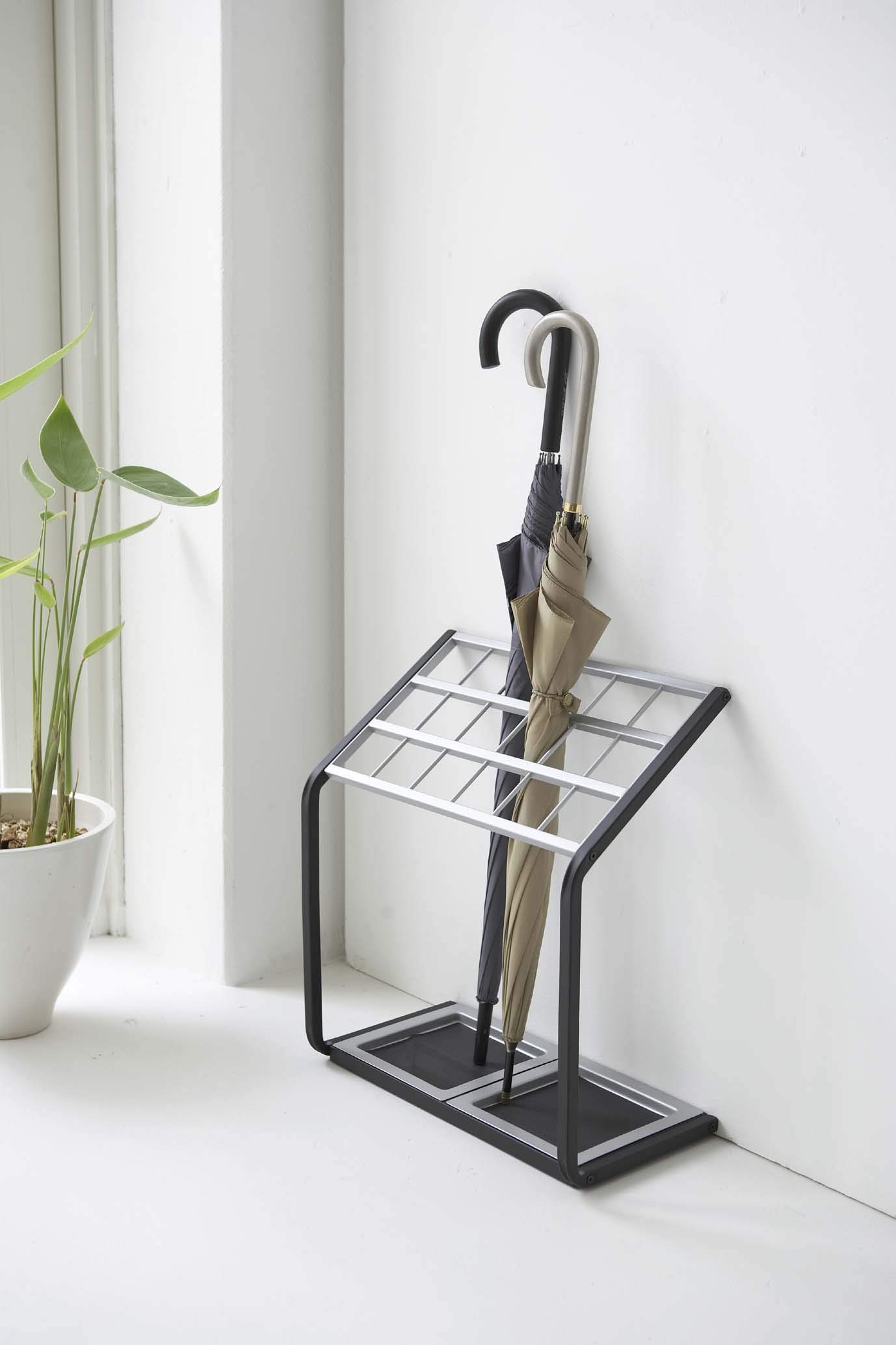 YAMAZAKI Home 18-Slot Metal Umbrella Stand - Silver | Compact Drying Rack for Wet Umbrellas | Perfect for Entryway, Office & Mudroom Organization