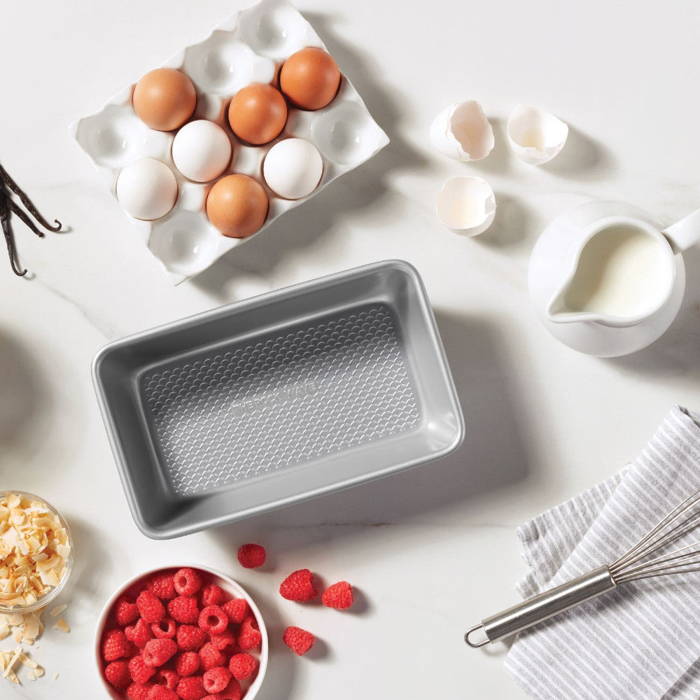 STARFRIT 034845 The Rock WAVE PRO Loaf Pan - 9.6 x 5.6 Inch (24 x 14 cm) Non-Stick Carbon Steel Baking Pan for Perfect Bread, Meatloaf & Cakes - Ideal for Home Baking & Professional Kitchens