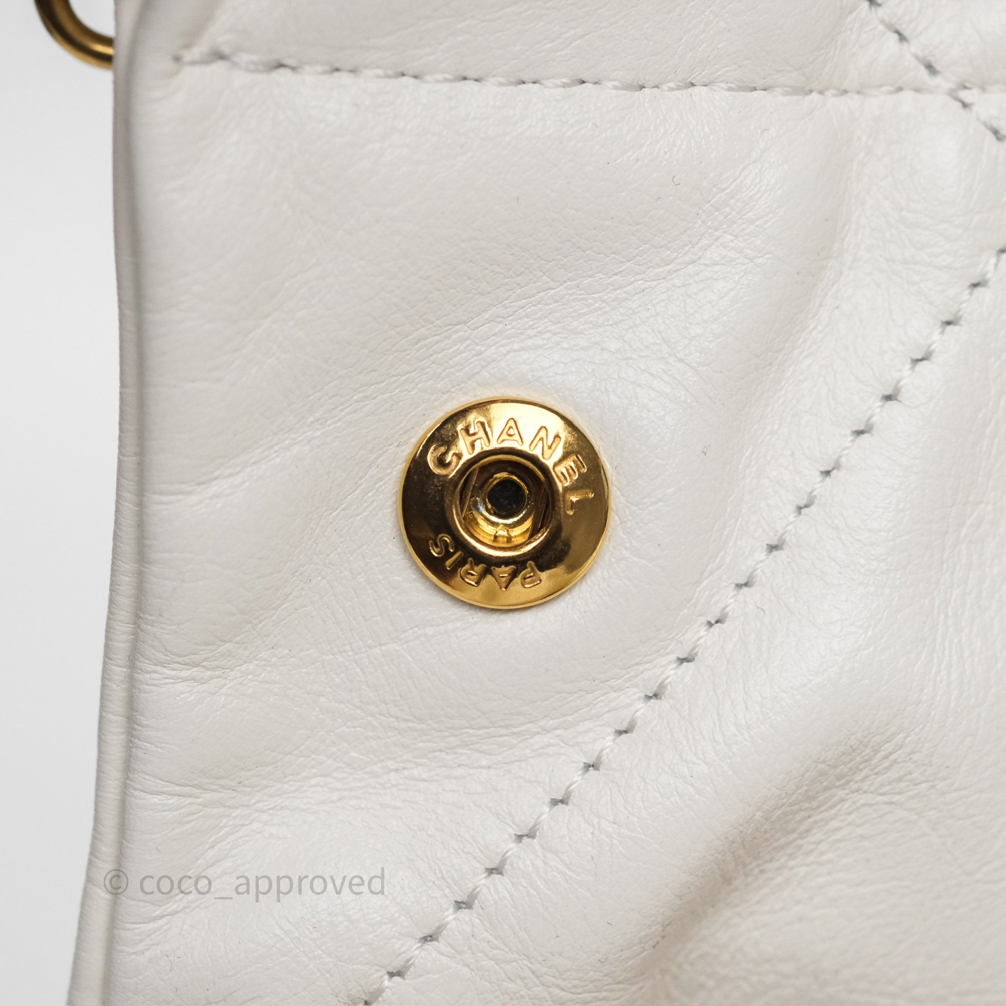 Chanel 22 Medium Handbag in White Shiny Crumpled Calfskin with Aged Gold Hardware - Luxury Shoulder Bag for Women, Perfect for Date Night & Special Occasions