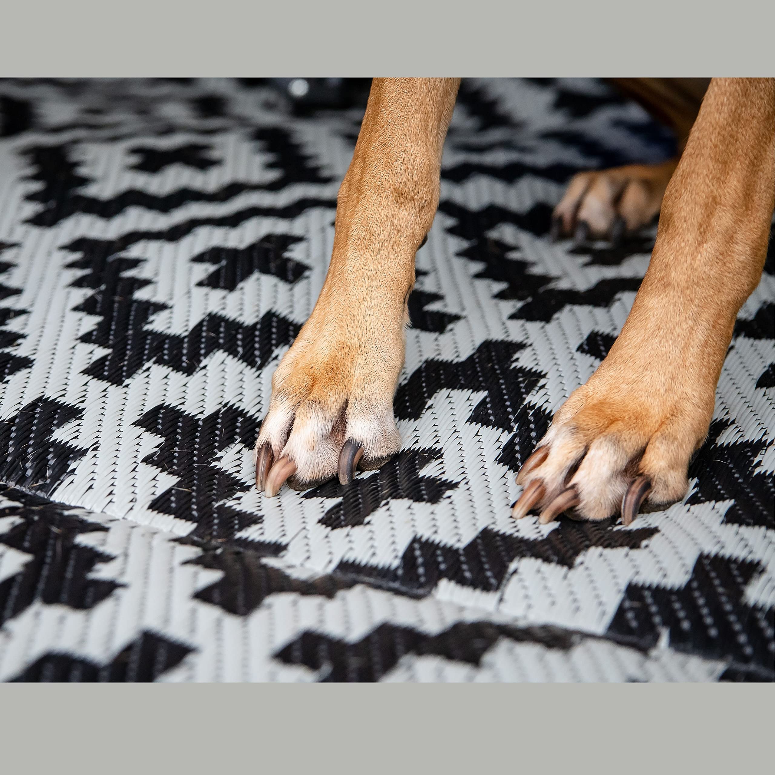 Premium 8' x 12' Outdoor Rug - 100% Recycled Plastic, Sand-Free & Durable - Perfect for Camping, RV, Patio, Beach - Includes Carry Bag & Grommets (Black) - Ideal for Outdoor Gatherings, Picnics & Backyard Decor