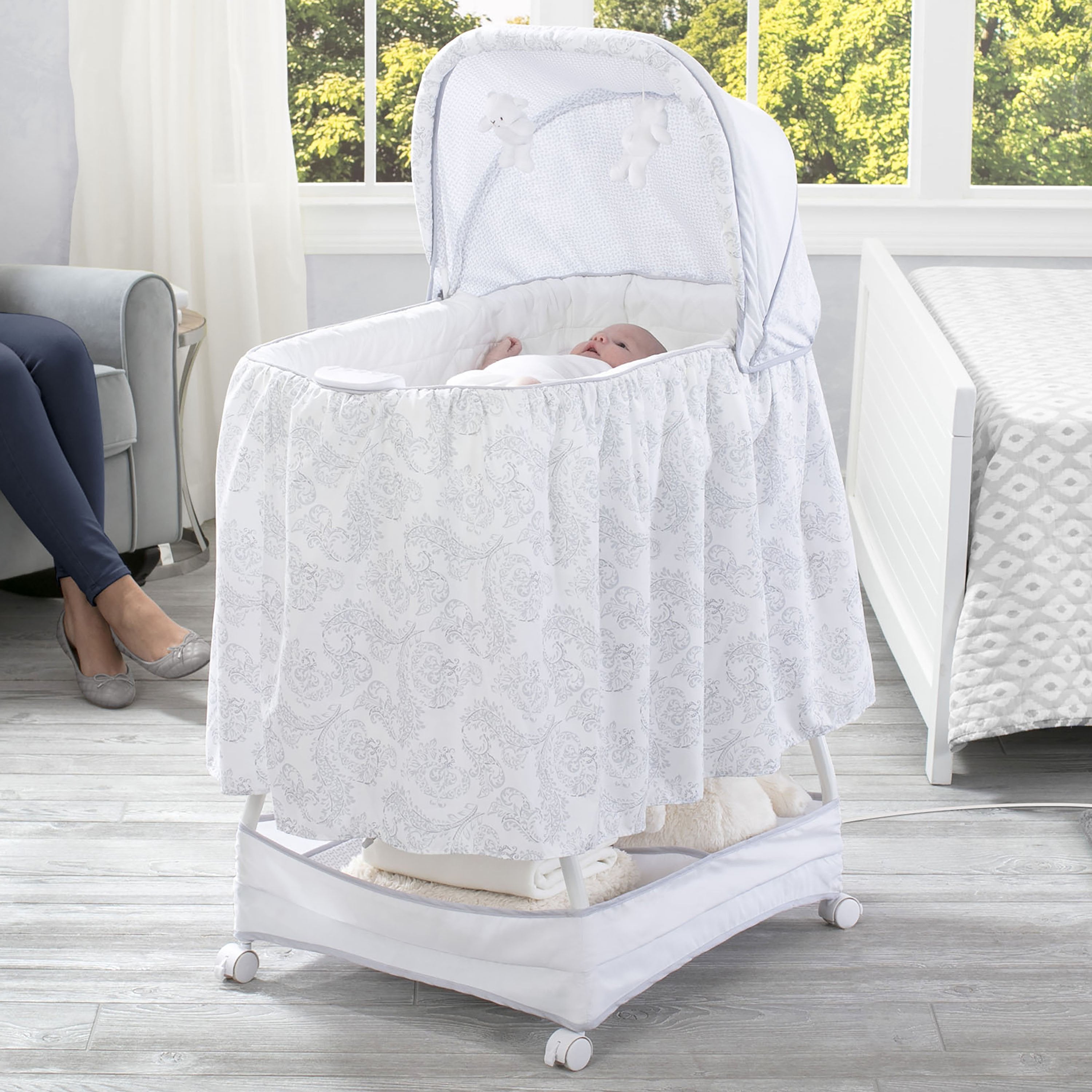 Beautyrest Classic Silent Auto Gliding Bassinet - Ultra Quiet Baby Crib with Smooth Motion for Nursery, Bedroom & Travel - Perfect for Newborns & Infants