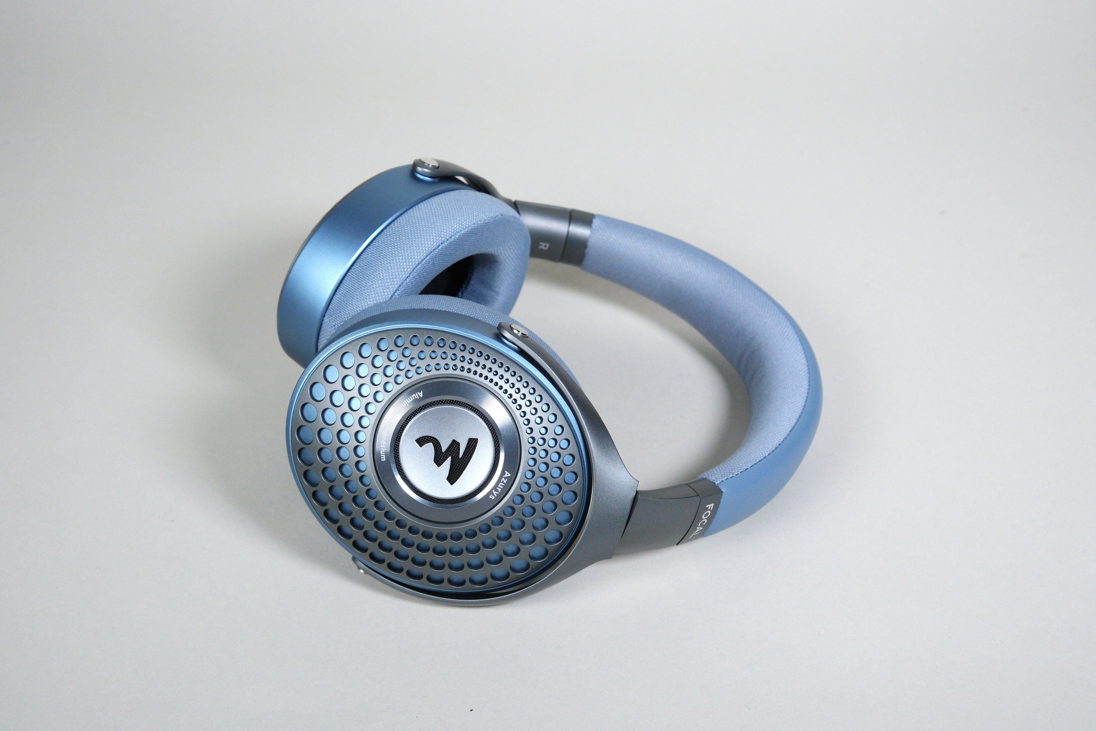 Focal Azurys Closed-Back Headphones - High-Fidelity Studio & Gaming Headset for Audiophiles - Perfect for Home Studio, Music Production & Immersive Gaming