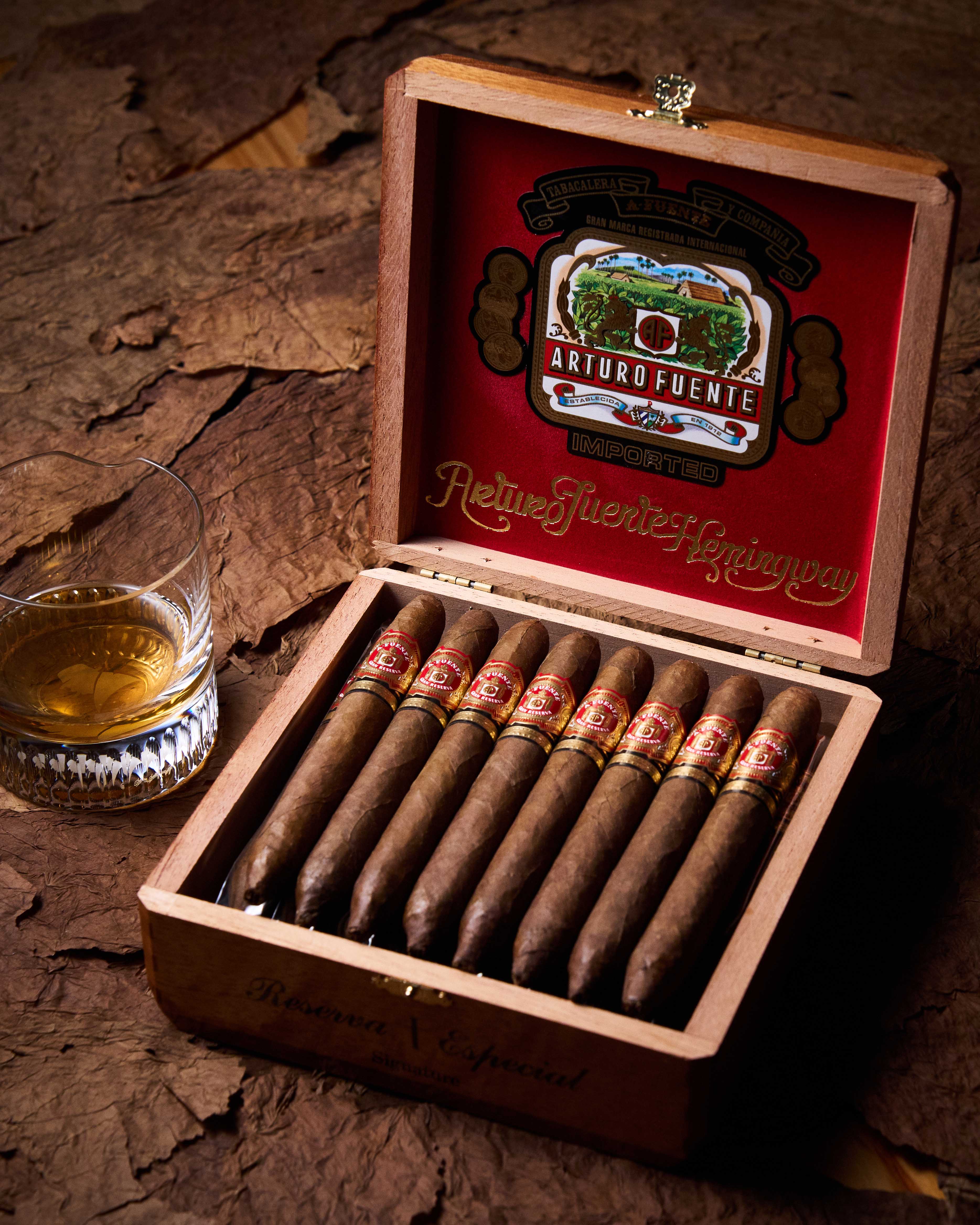 Arturo Fuente Hemingway Signature Cigars - Premium Handmade Dominican Cigars for Special Occasions & Relaxation | Perfect for Gifts, Celebrations & After-Dinner Enjoyment