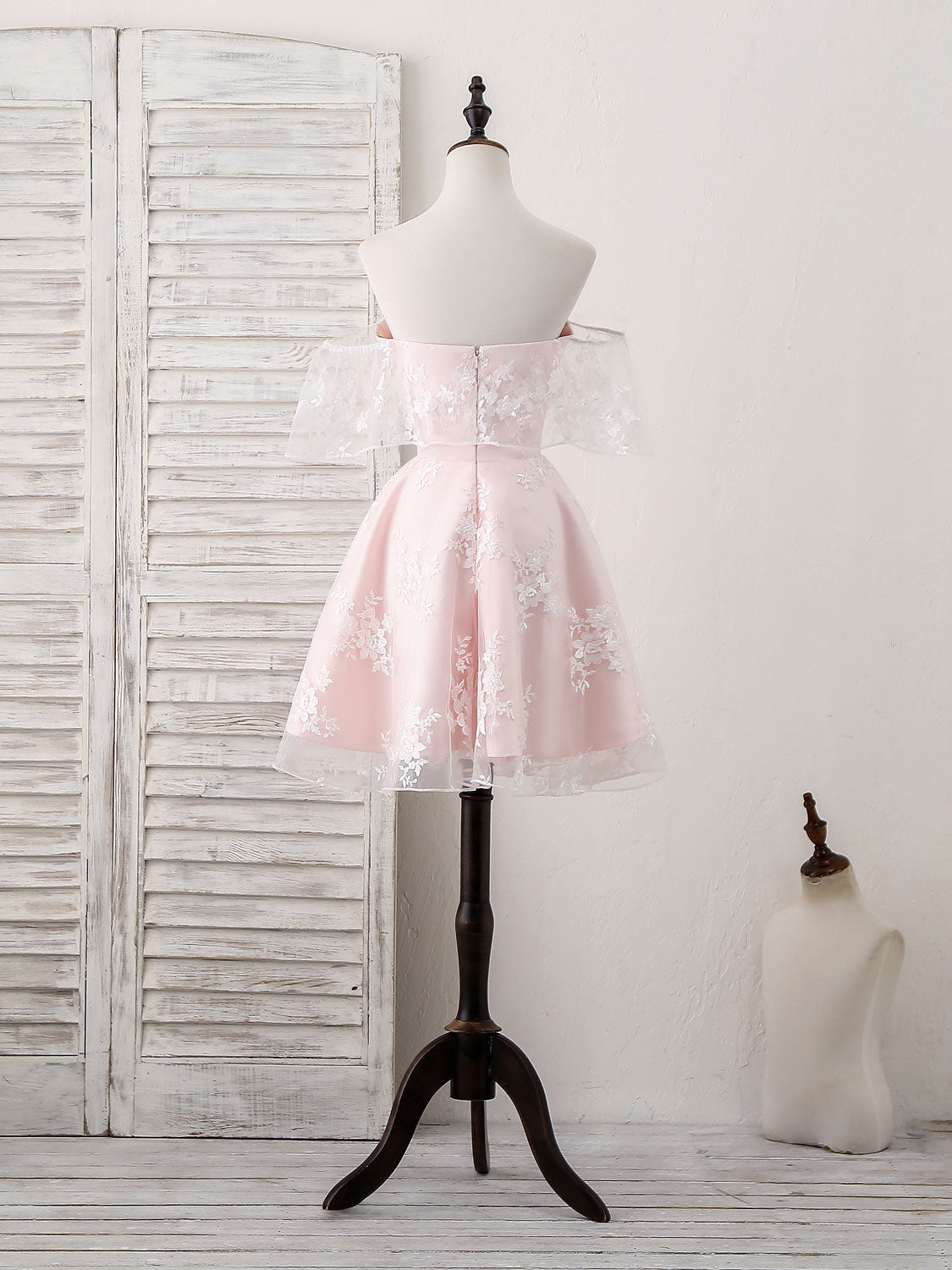 Elegant Pink Tulle Sweetheart Lace Short Prom Dress for Homecoming, Party, and Special Occasions | Flirty A-Line Mini Dress for Teens and Juniors