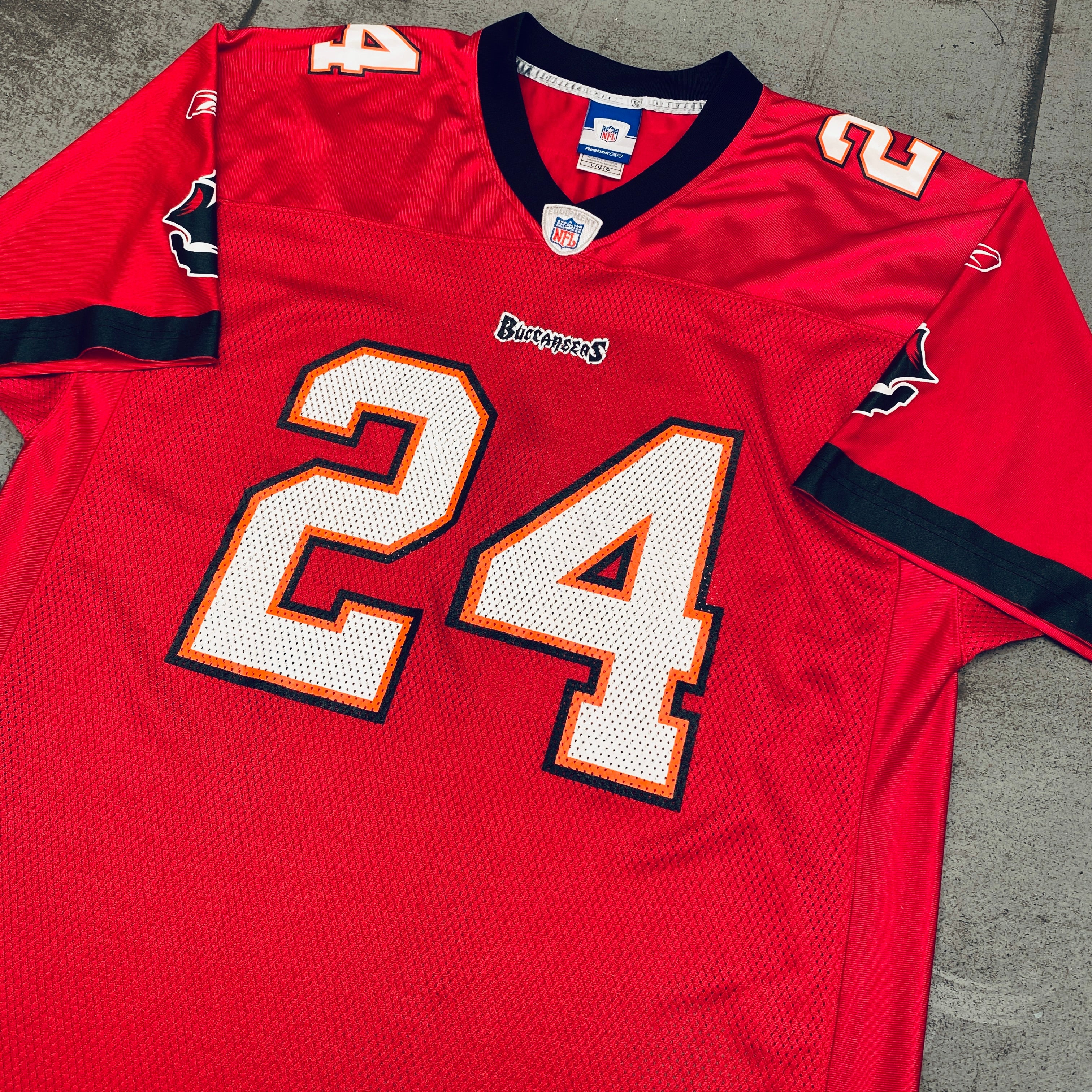 2005/06 Tampa Bay Buccaneers Cadillac Williams Rookie Jersey (Large) - Authentic NFL Football Collectible for Fans & Memorabilia Display