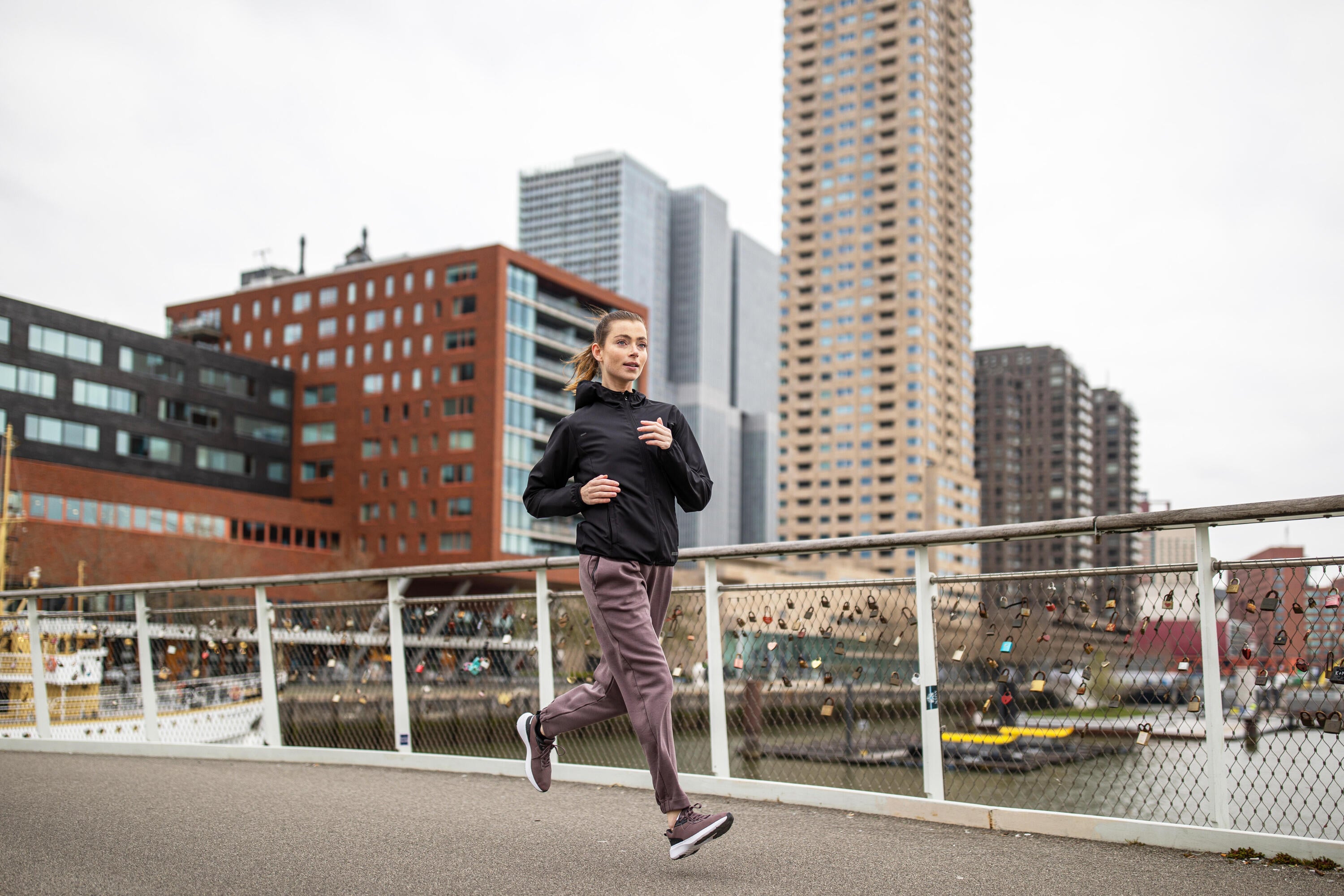 Kiprun Women's Run 100 Windproof Running Jacket - Lightweight Water-Resistant Trail Running Coat for Outdoor Jogging & Hiking - Perfect for Cold Weather Training & Mountain Adventures