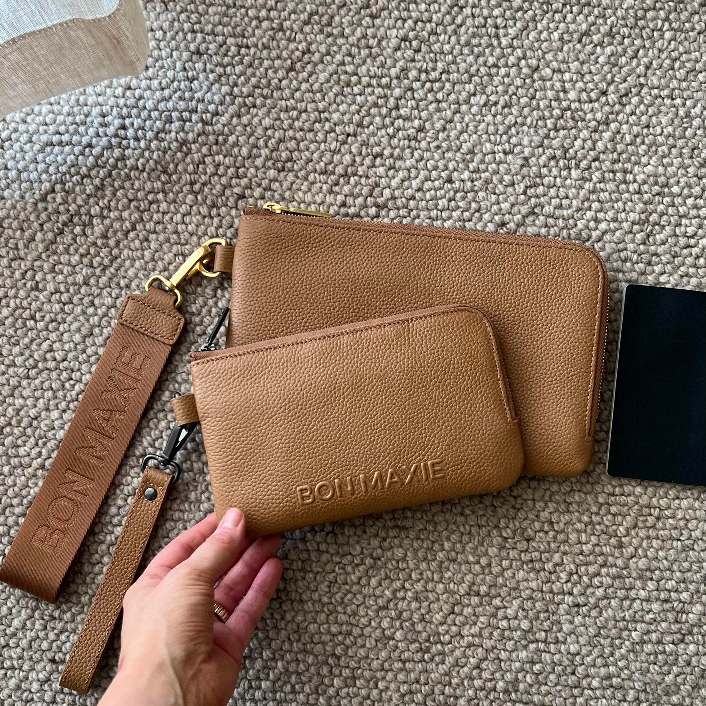 Premium Multi-Pocket Leather Travel Wallet for Men & Women - RFID Blocking, Passport Holder, Credit Card Slots - Ideal for Airplane, Business Trips & Vacation (Tan)