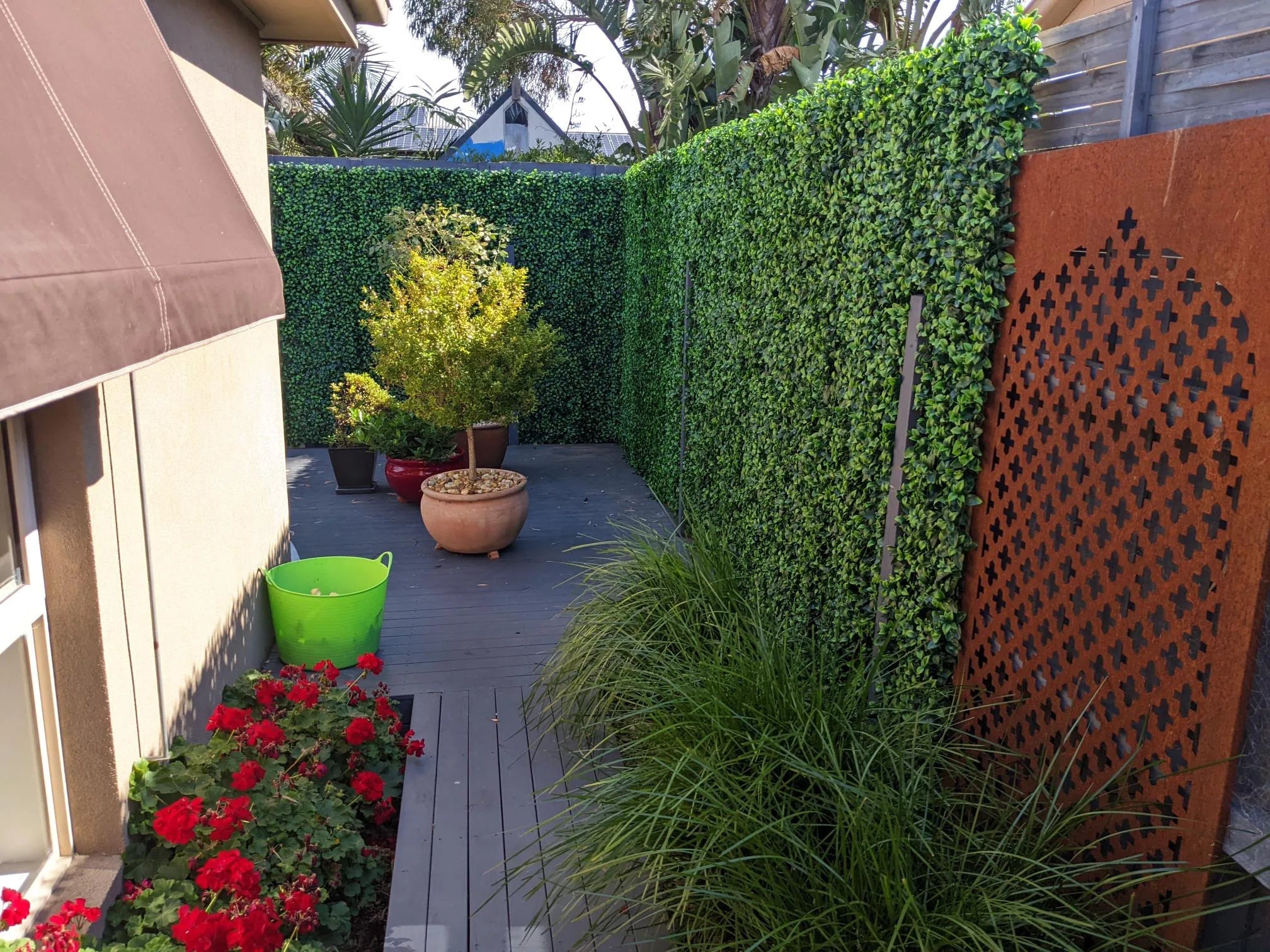 Jasmine Artificial Hedge Screen - 100cm x 100cm UV Resistant Green Wall Panel for Outdoor Privacy Fence, Garden Decoration & Balcony Cover