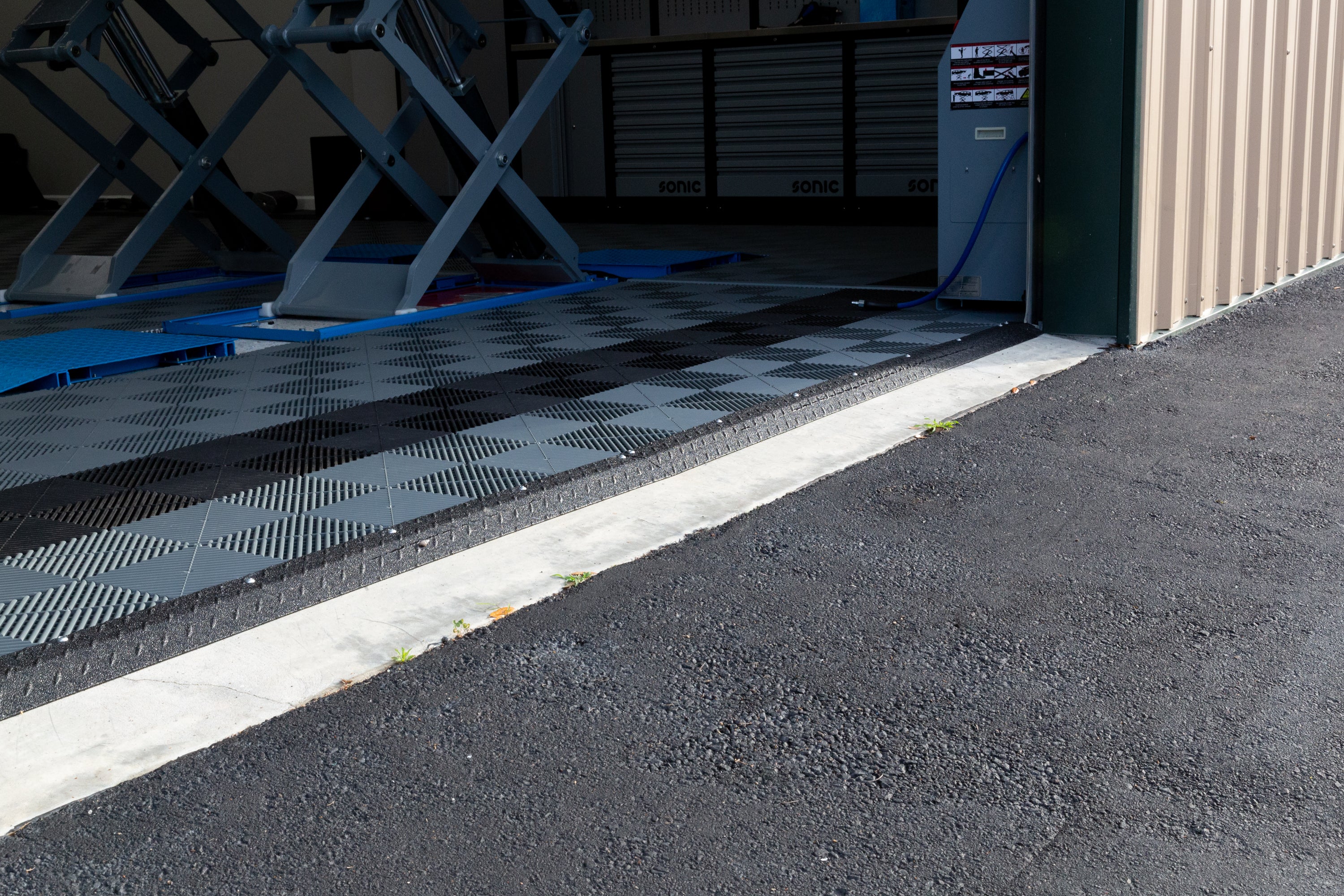 Swisstrax Treadware Garage Floor Tiles - Interlocking Plastic Flooring for Home & Commercial Use - Durable, Easy to Install, Anti-Slip Surface - Perfect for Garages, Workshops, Gyms, and Storage Areas