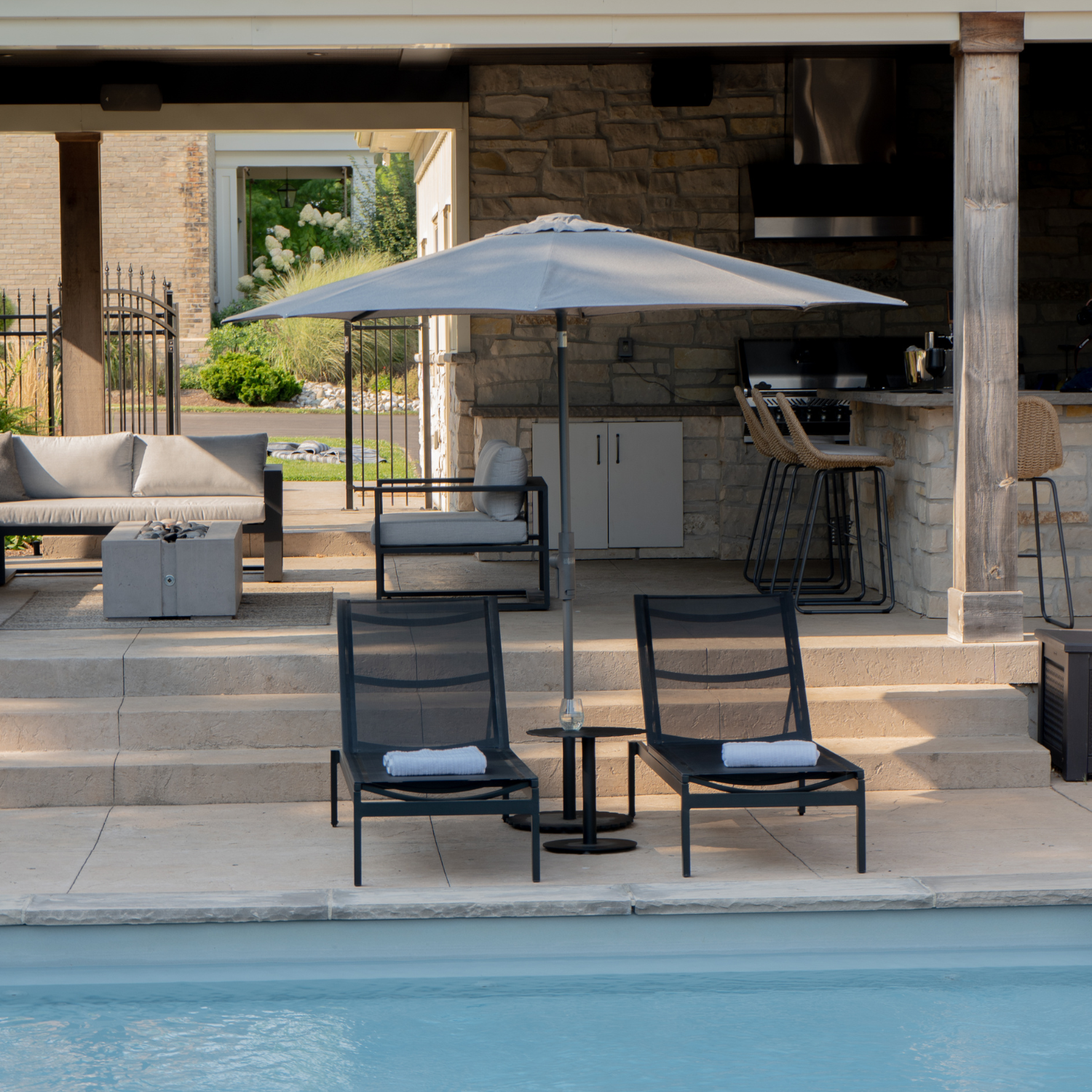9' Twist Tilting Market Umbrella - Heavy Duty Outdoor Patio Umbrella with Adjustable Tilt for Garden, Poolside & Restaurant Use