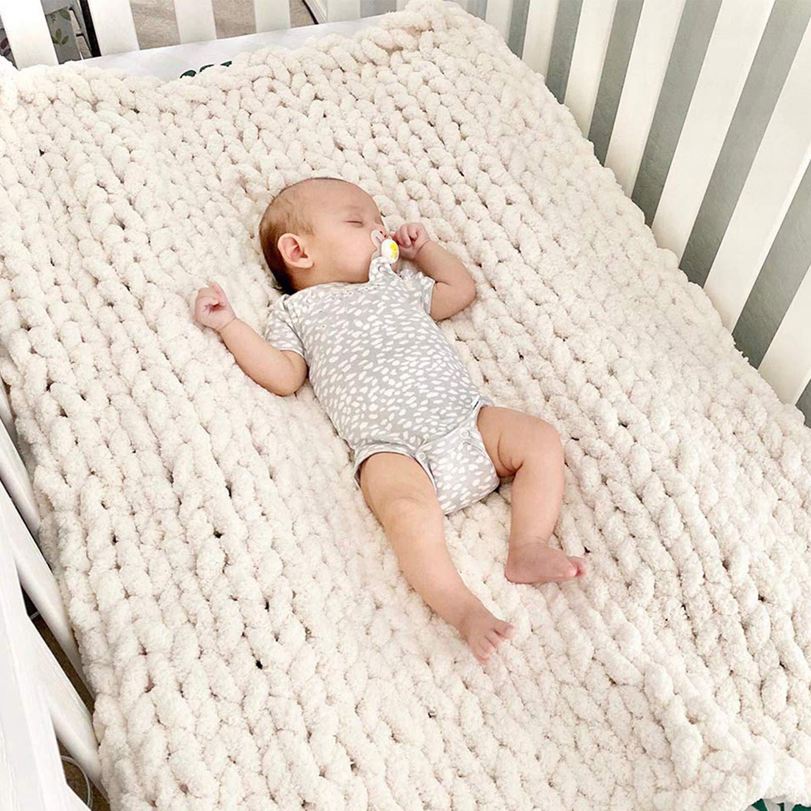 Chunky Knit Blanket - Super Soft Large Handmade Weighted Throw Blanket for Sofa, Bed & Home Decor - Cozy Giant Yarn Blanket in Gray - Perfect for Living Room, Bedroom & Gifts