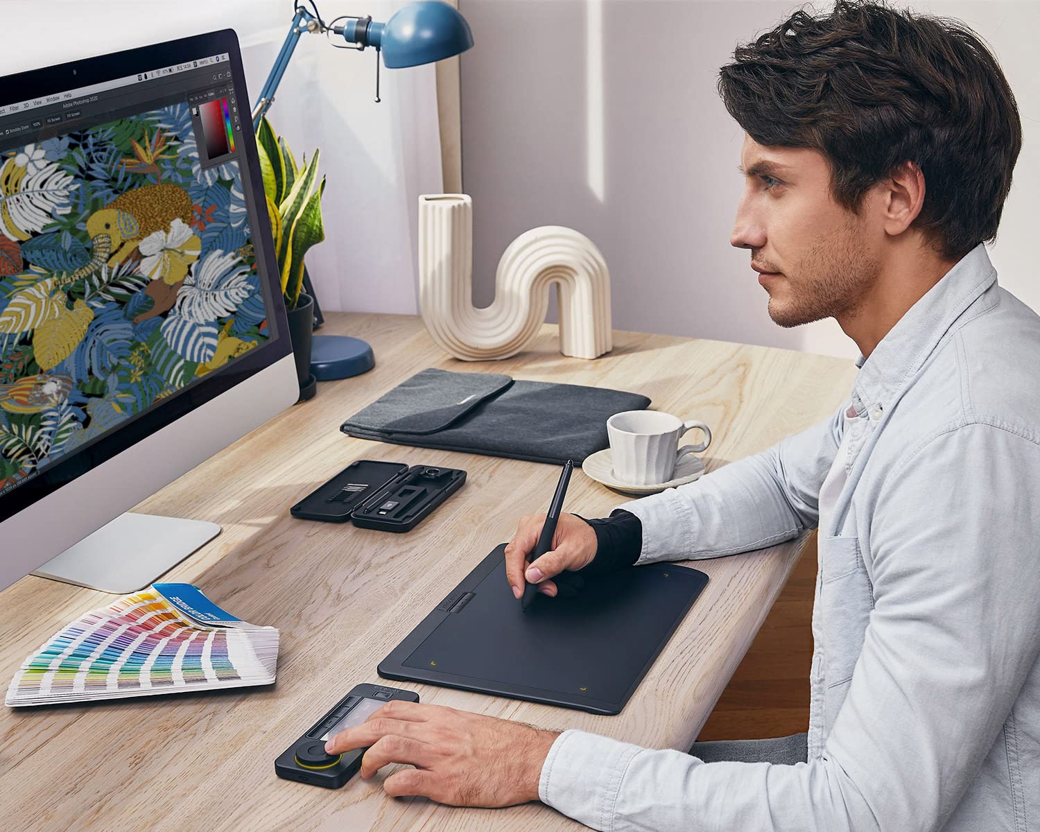 XENCELABS Quick Keys for Pen Tablet & Display - 40 Customizable Shortcut Keys with OLED Screen | Wireless & Wired Compatibility for macOS, Windows, Win-ARM, Linux | Perfect for Digital Artists, Graphic Designers & Photo Editors