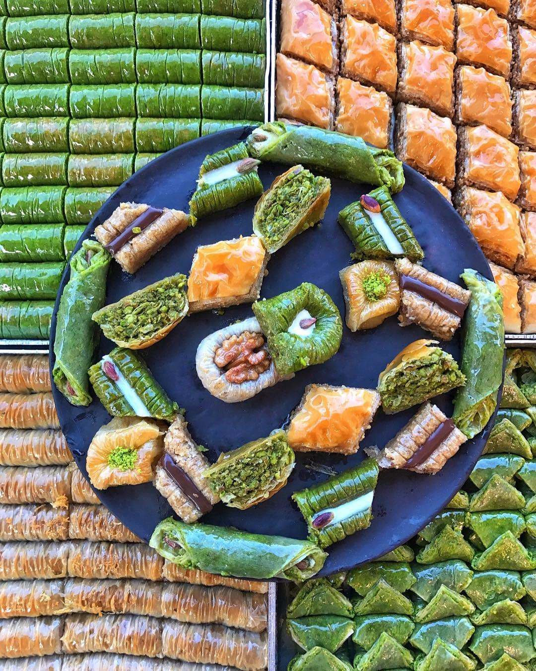 Hafiz Mustafa 1864 Istanbul Baklava Pastry Gift Box - Authentic Turkish Baklava Dessert with Fresh Phyllo Dough, Pistachios, Hazelnuts & Walnuts - Perfect for Birthday, Christmas Gifts & Holiday Parties | Turkish Delight for Family Gatherings, Office Treats & Special Occasions