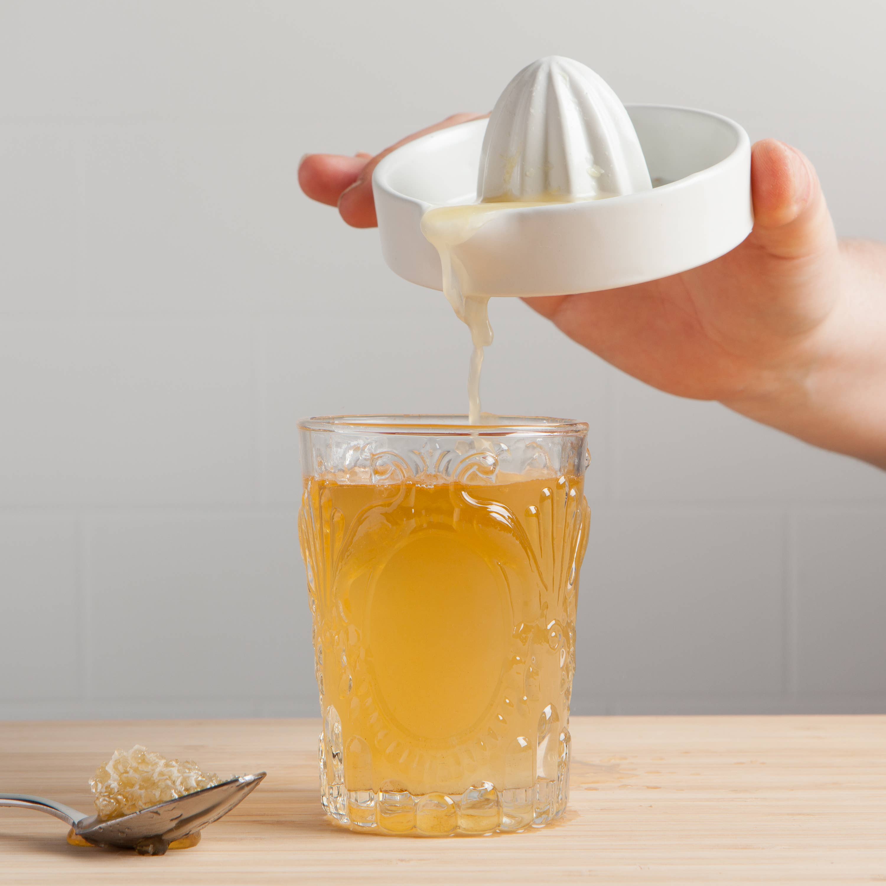 Premium Matte White Ceramic Juicer - Handcrafted Citrus Press for Fresh Lemon, Lime & Orange Juice - Perfect for Kitchen, Bar & Healthy Breakfast