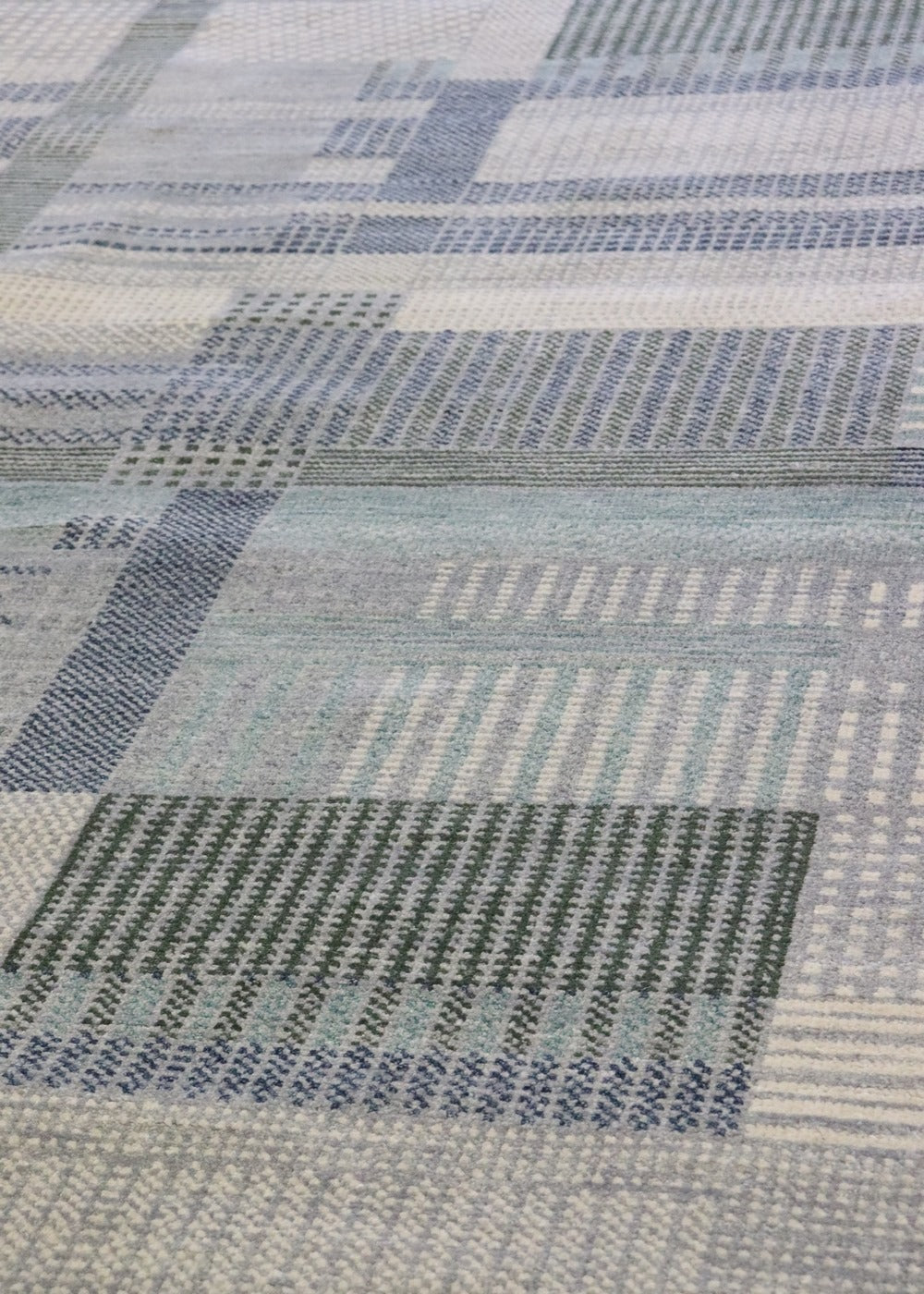 Abstract Plaid Handwoven Transitional Rug J68020 - Stylish & Durable for Living Room, Bedroom, or Office Decor