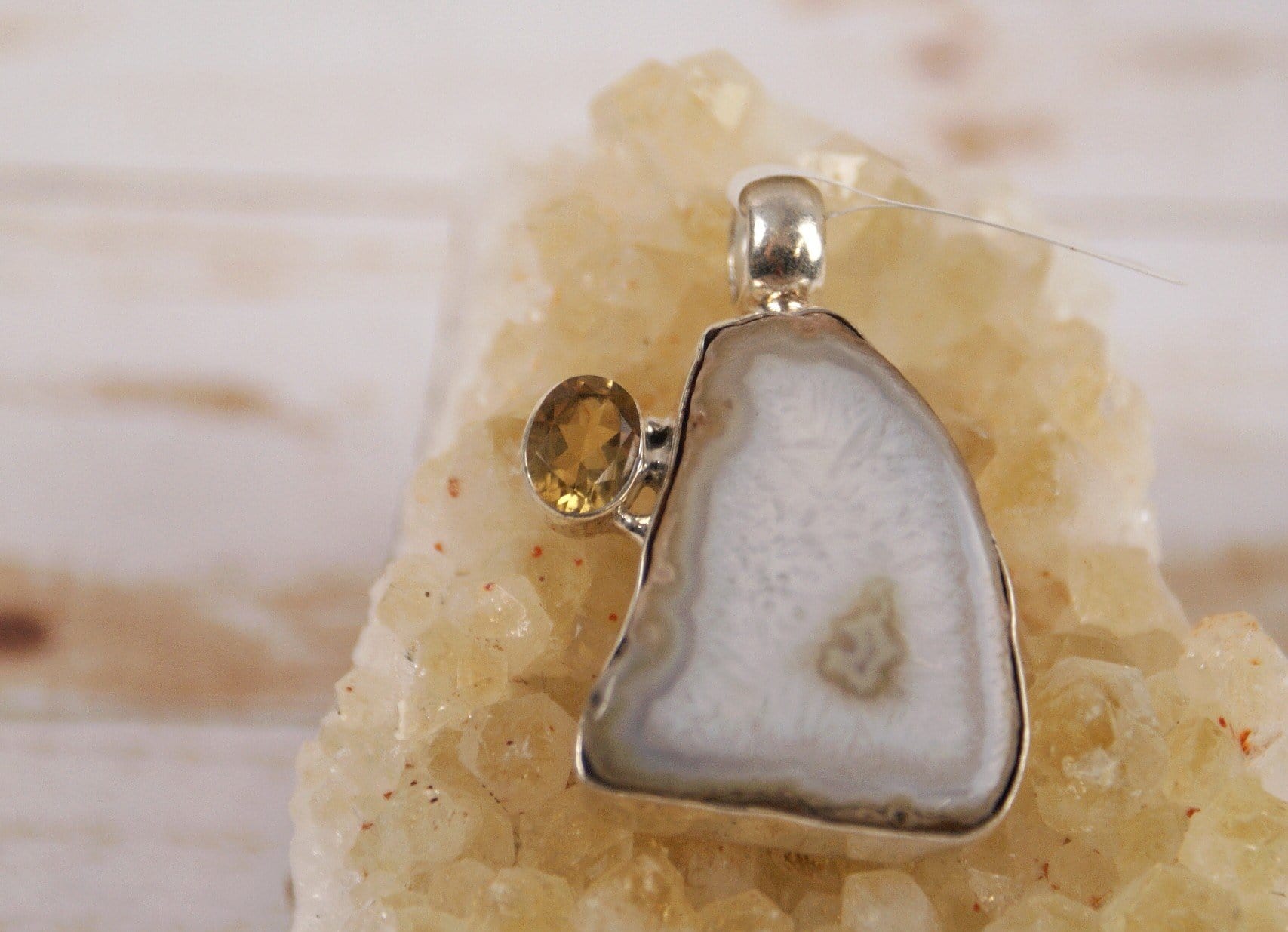 Natural Agate Quartz Pendant Necklace for Women - Healing Crystal Jewelry for Meditation, Yoga & Spiritual Protection