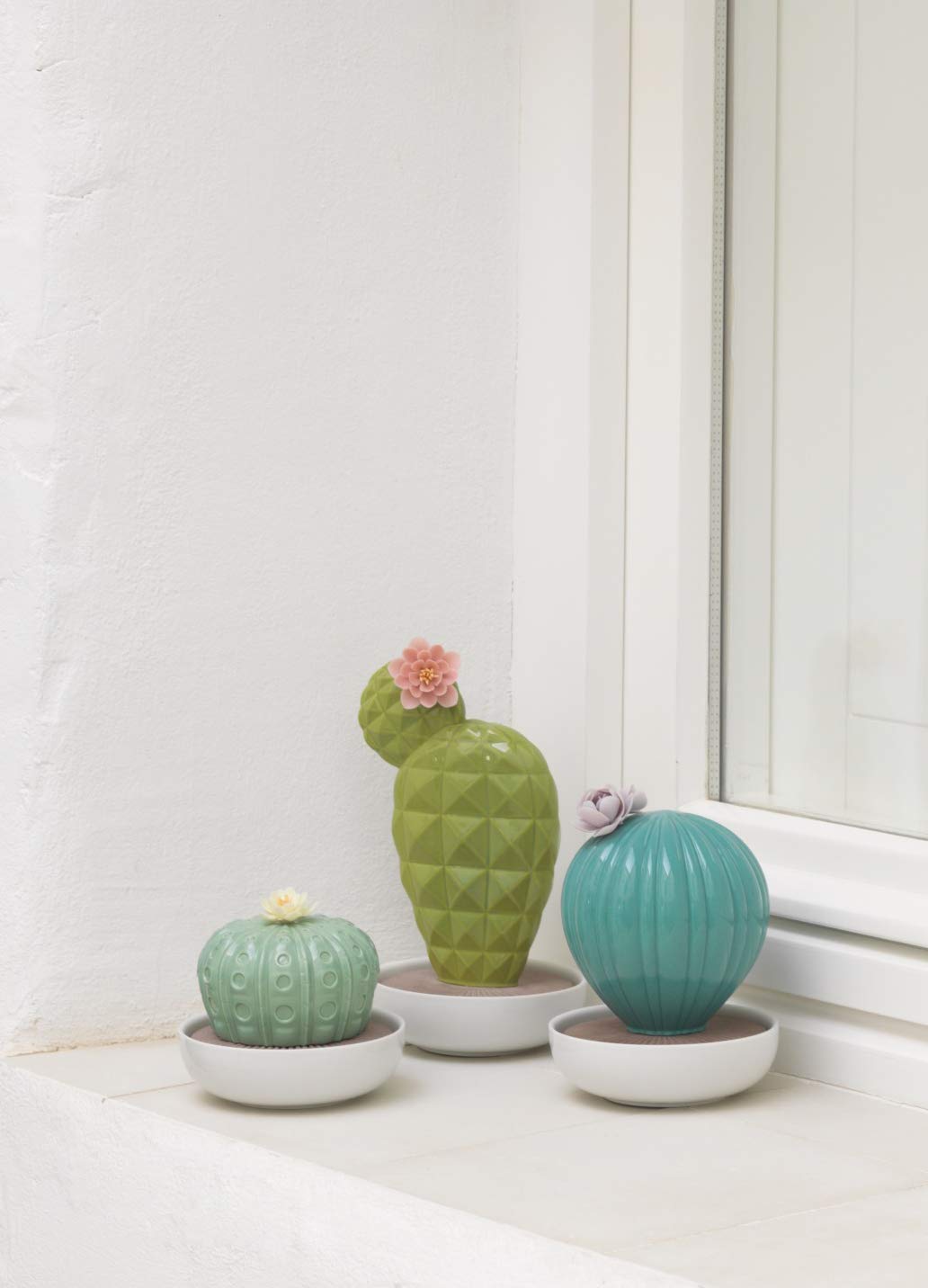 LLADRÓ Ferocactus Cactus Aroma Diffuser - Tropical Blossoms Scented Porcelain Essential Oil Diffuser for Home, Office & Spa Decor | Relaxing Fragrance Dispenser for Aromatherapy