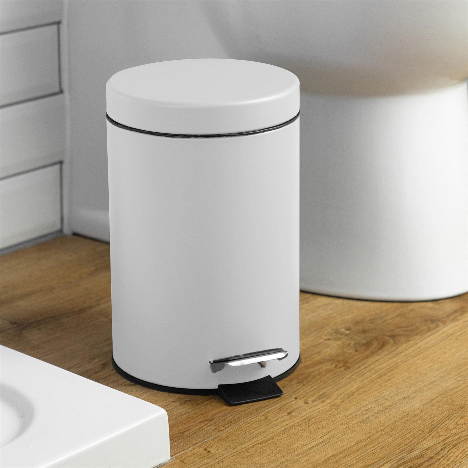 Harbour Housewares 3L Stainless Steel Pedal Trash Can - Matte White Round Bathroom & Kitchen Garbage Bin with Lid & Removable Inner Bucket - Perfect for Small Spaces, Office, Bedroom & Bathroom Waste Disposal
