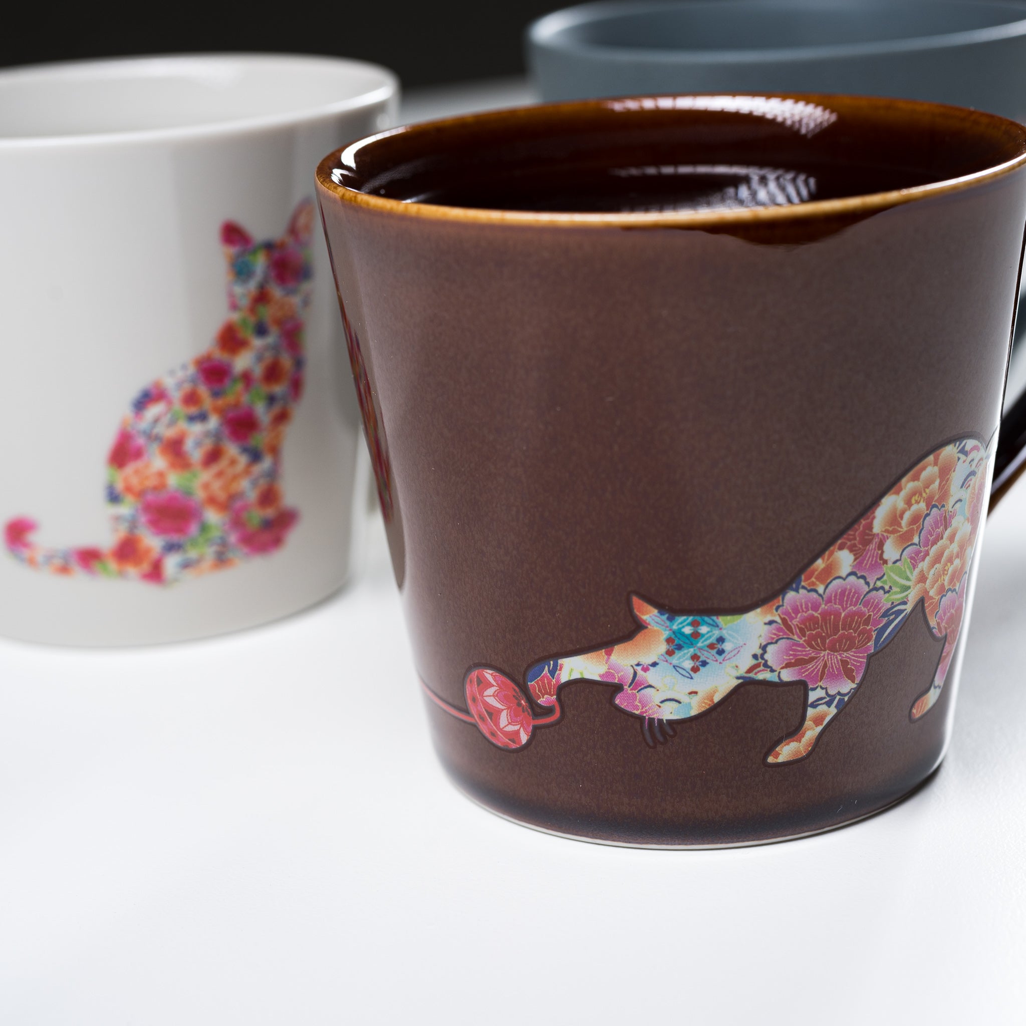 Japanese Mino Ware Floral Cat Magic Thermal Mug - Heat Sensitive Color Changing Ceramic Coffee Cup (3 Colors) - Perfect for Tea, Coffee & Gifts