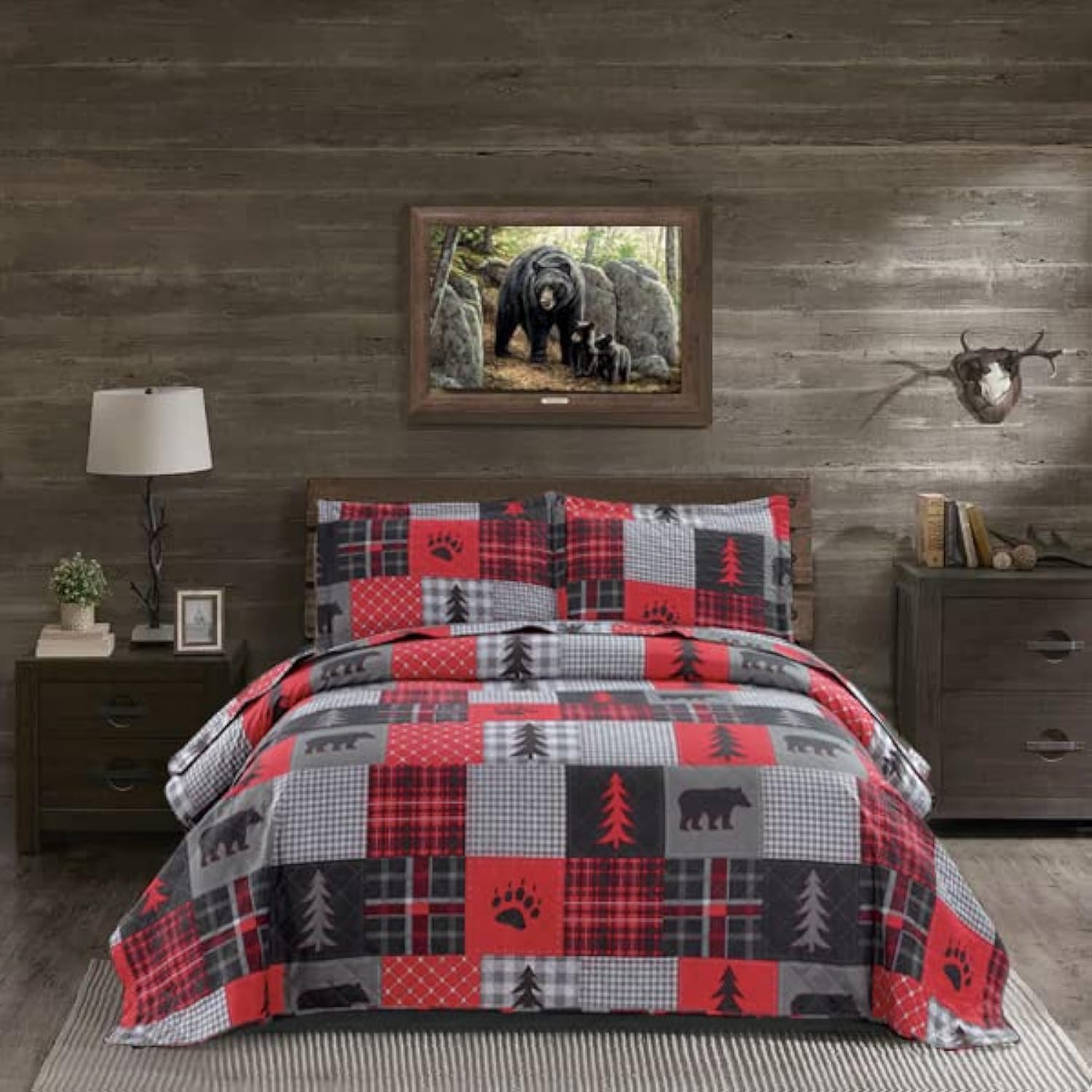 Queen Size Quilt Set - Rustic Plaid Patchwork Bedding Coverlet in Red & Black | Lightweight Reversible Lodge Cabin Bear Design with 2 Pillow Shams | Perfect for Country Home Decor, Cozy Bedroom & Cabin Retreat