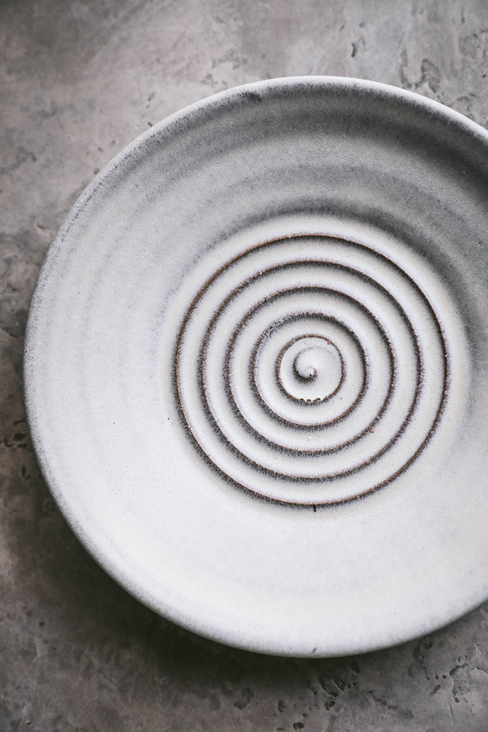 Premium Ceramic Garlic Plate - Durable & Stylish Garlic Keeper for Kitchen - Perfect for Storing Fresh Garlic, Onions & Herbs - Ideal for Home, Restaurant & Culinary Use