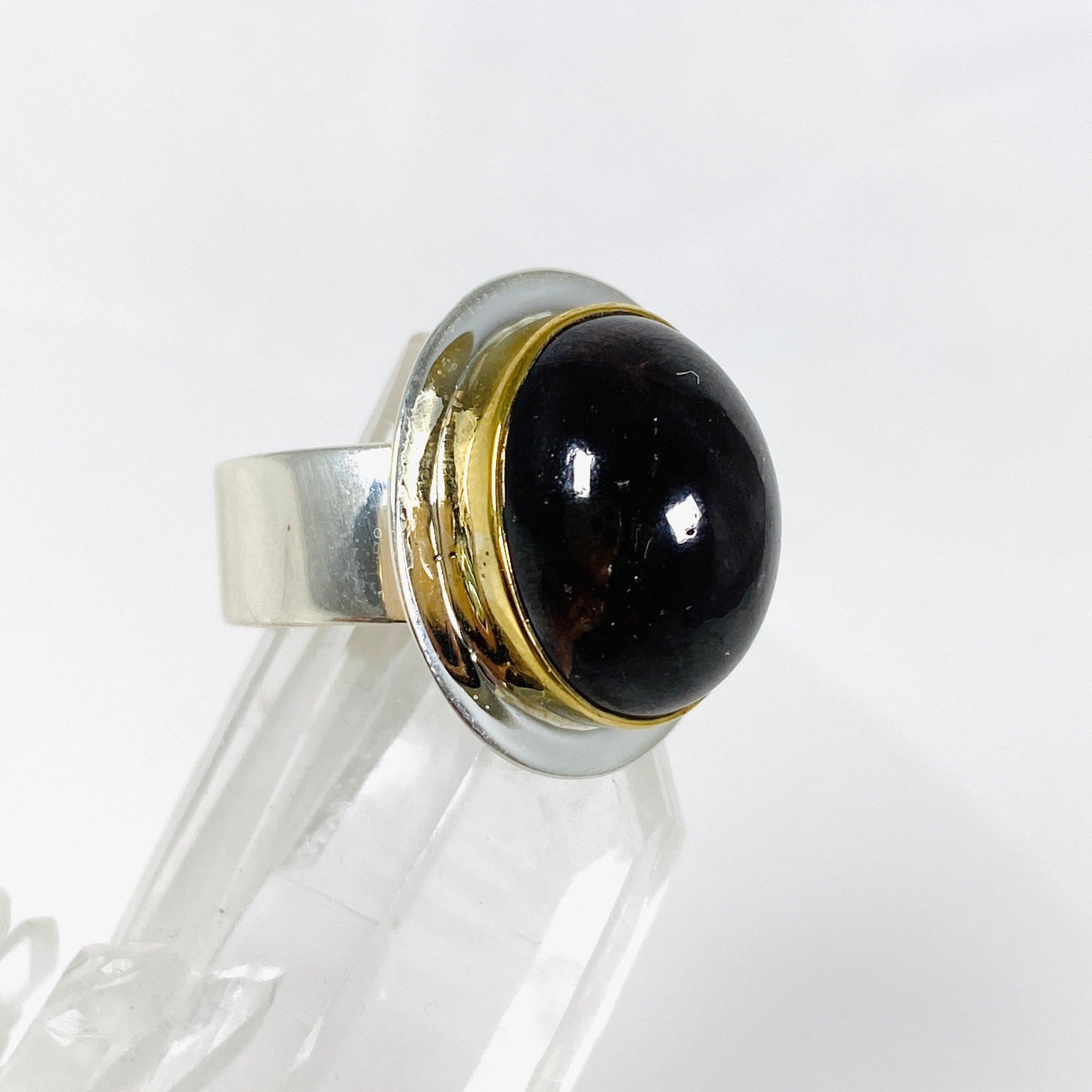 Garnet Oval Ring with Brass Detailing - Size 7 KRGJ3077 - Elegant Jewelry for Women, Perfect for Weddings, Parties & Special Occasions