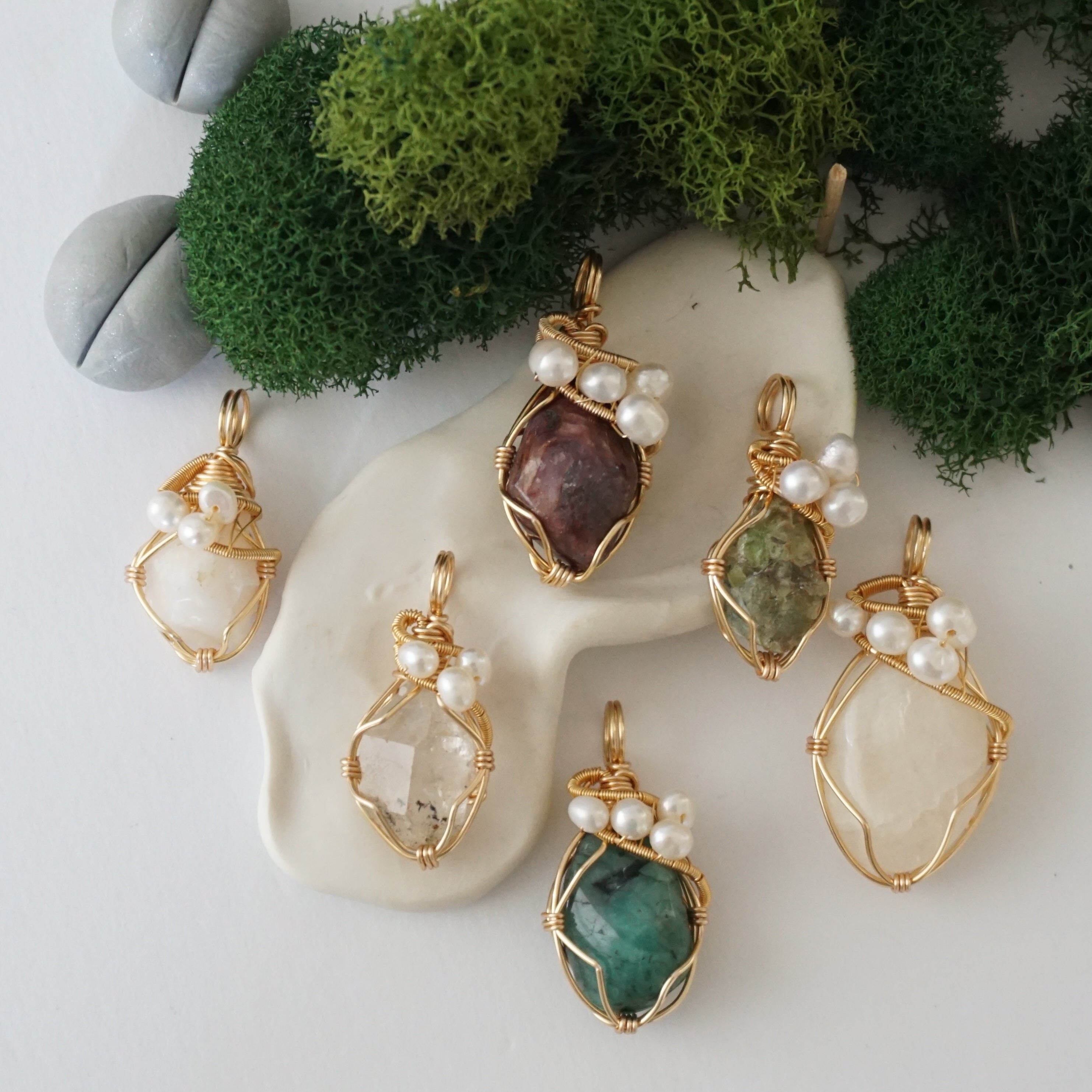 Natural Raw Crystal & Pearl Necklace with Gold Plated Pendant - Elegant Boho Jewelry for Women, Perfect for Weddings, Parties & Everyday Wear