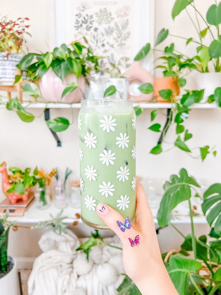 White Daisy Glass Can - 20 oz Minimalist Iced Coffee Cup with Floral Design | Perfect for Iced Coffee, Cold Brew, Smoothies & Home Decor
