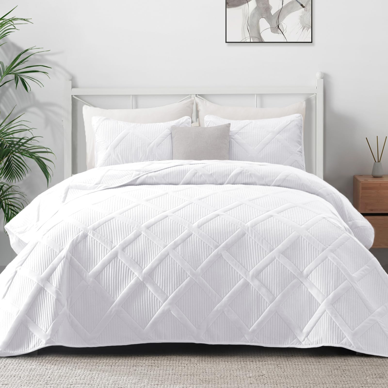 Exclusive Full Queen Size Quilt Set with Modern Striped Pattern - 3 Piece Lightweight White Bedding Set, Soft All-Season Bedspread & Coverlet for Bedroom, Guest Room, Dorm Decor