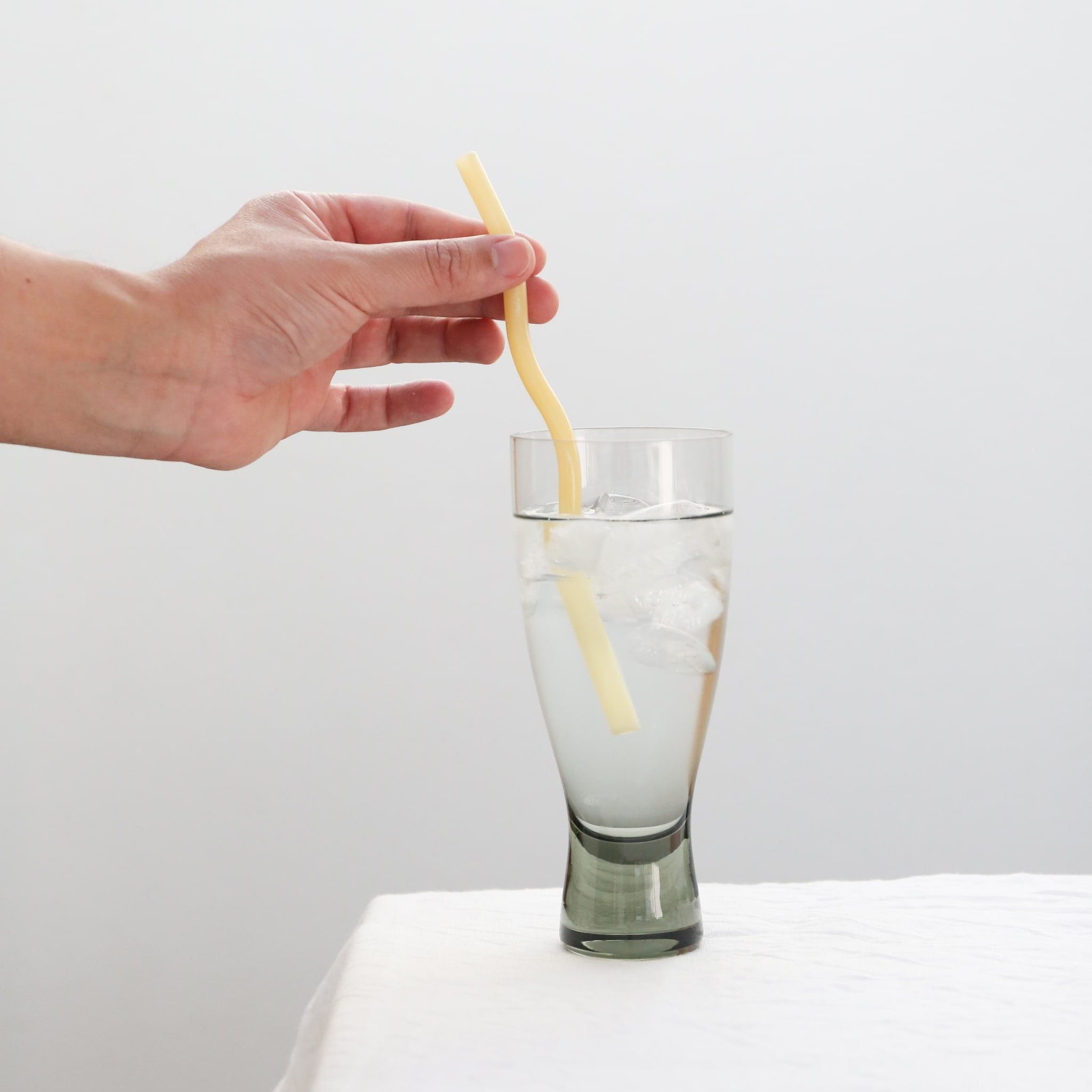 DESIGNSTUFF Curve Glass Straw Set of 4 - Reusable, Eco-Friendly Drinking Straws in Mixed Colors (Mist/Lemon/White/Cinnamon) - Perfect for Smoothies, Cocktails & Iced Coffee at Home or Office