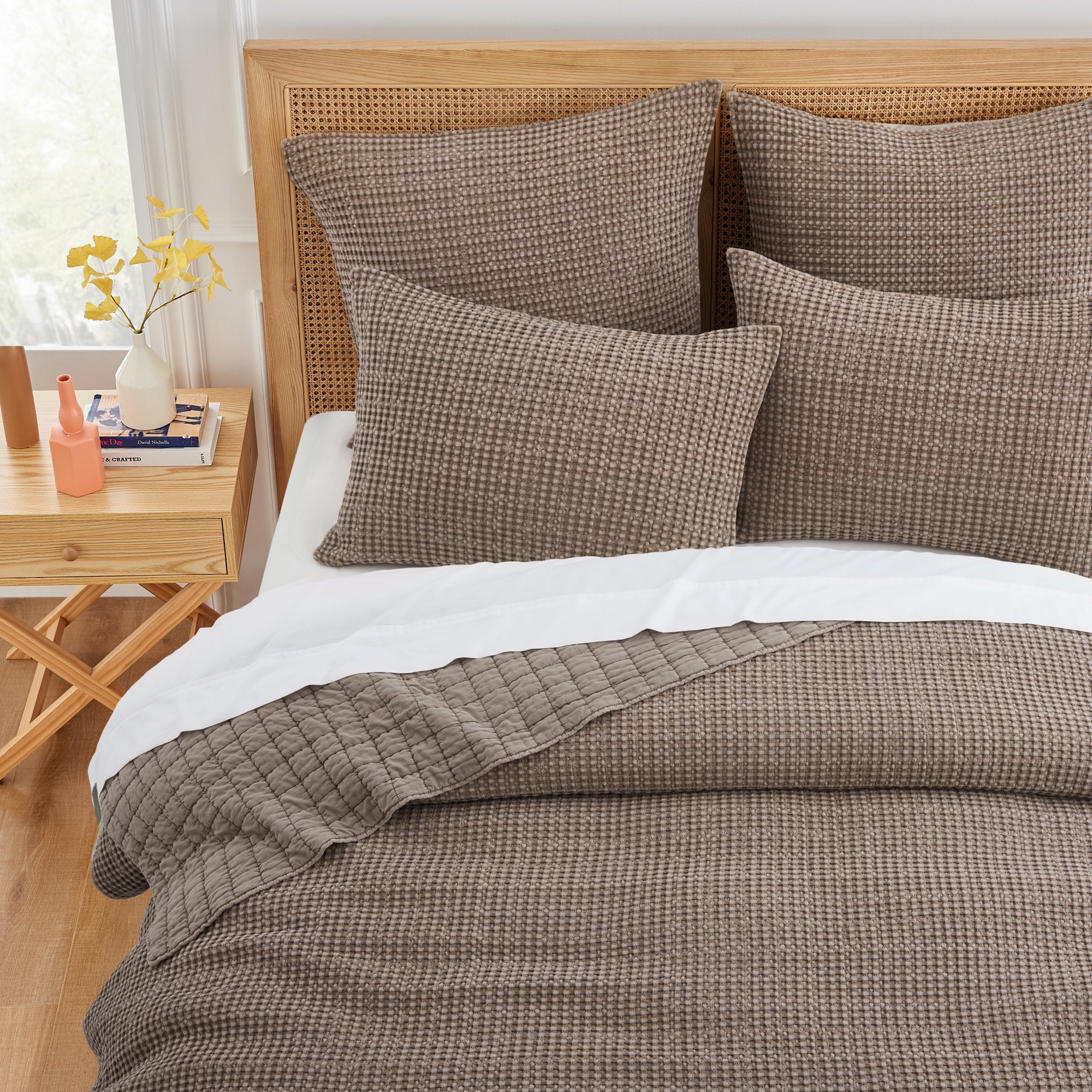 Luxury Mills Waffle Quilt Set - Ultra Soft Bedding Collection for Queen/King Size Beds - Perfect for Cozy Bedrooms, Guest Rooms & Hotel Stays