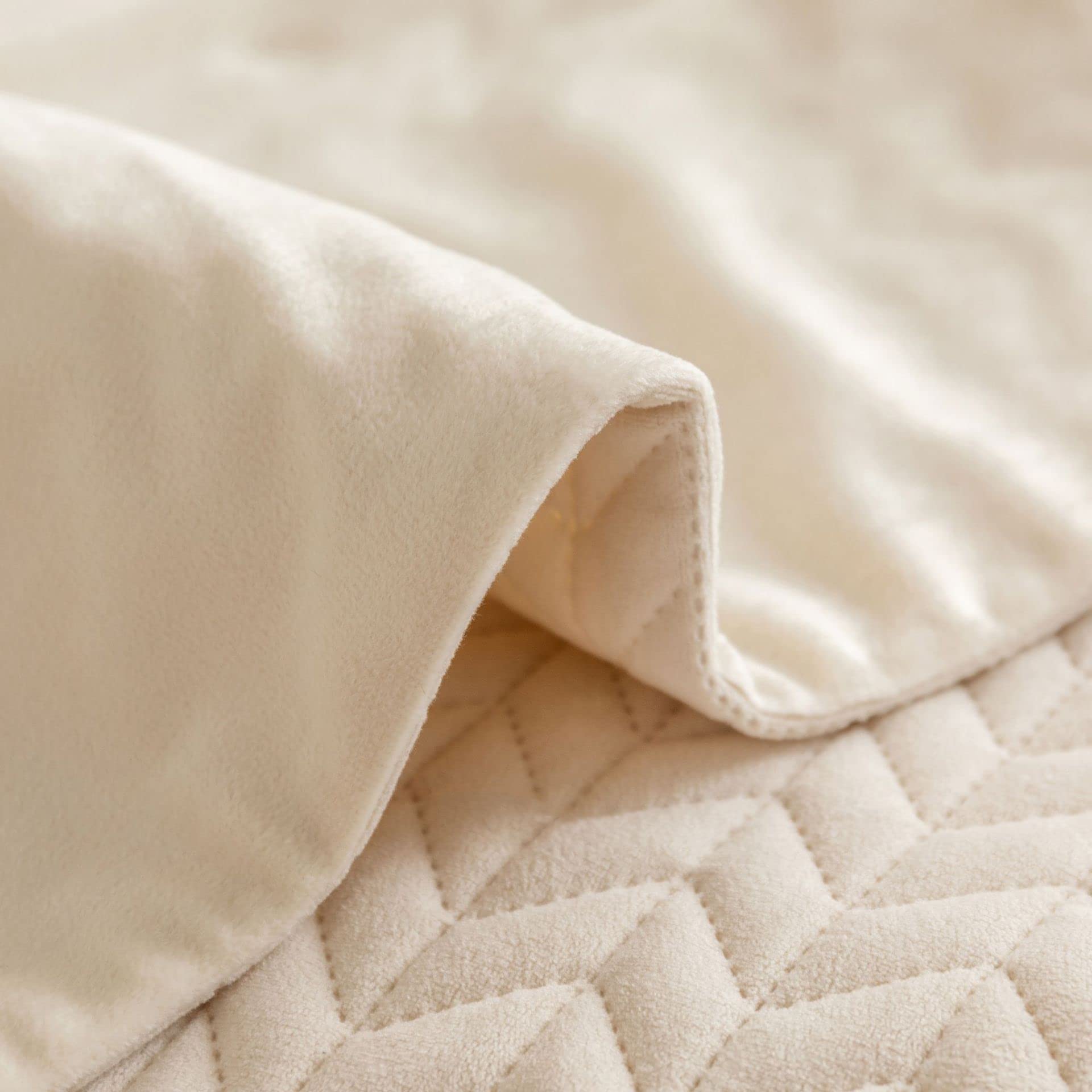 Quilted Wave Pattern Fleece Bed Runner - Soft and Cozy Bed Throw for Foot of Bed, Twin/Twin XL Size, Beige - Perfect for Bedroom Decor, Hotel Use, and Bed Scarf Protection