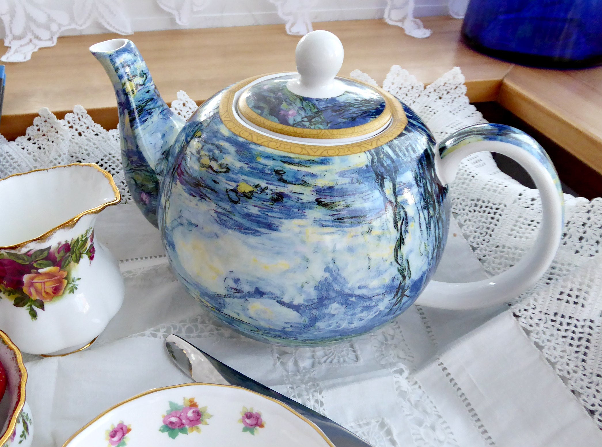 Monet Water Lilies Teapot - 40oz (6 Cups) Blue Ceramic Teapot with Gift Box - Inspired by Claude Monet's Paintings - Perfect for Afternoon Tea, Bridal Showers & French-Themed Decor