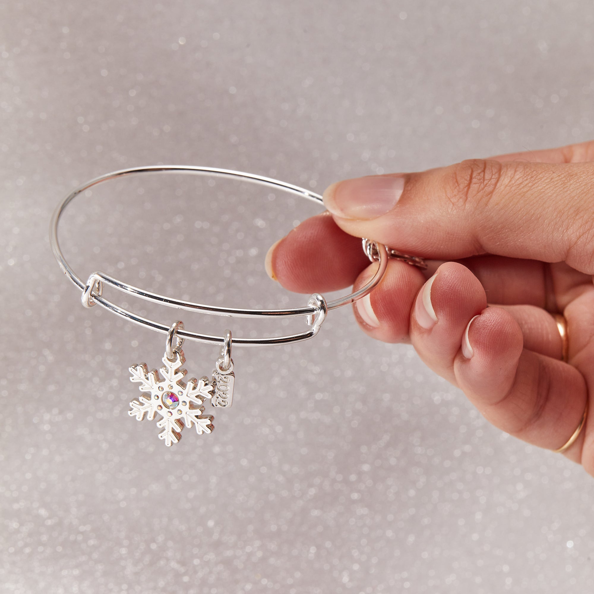 2022 Snowflake Charm Bangle Bracelet for Women - Elegant Winter Jewelry Gift for Christmas, Party & Holiday Outfits
