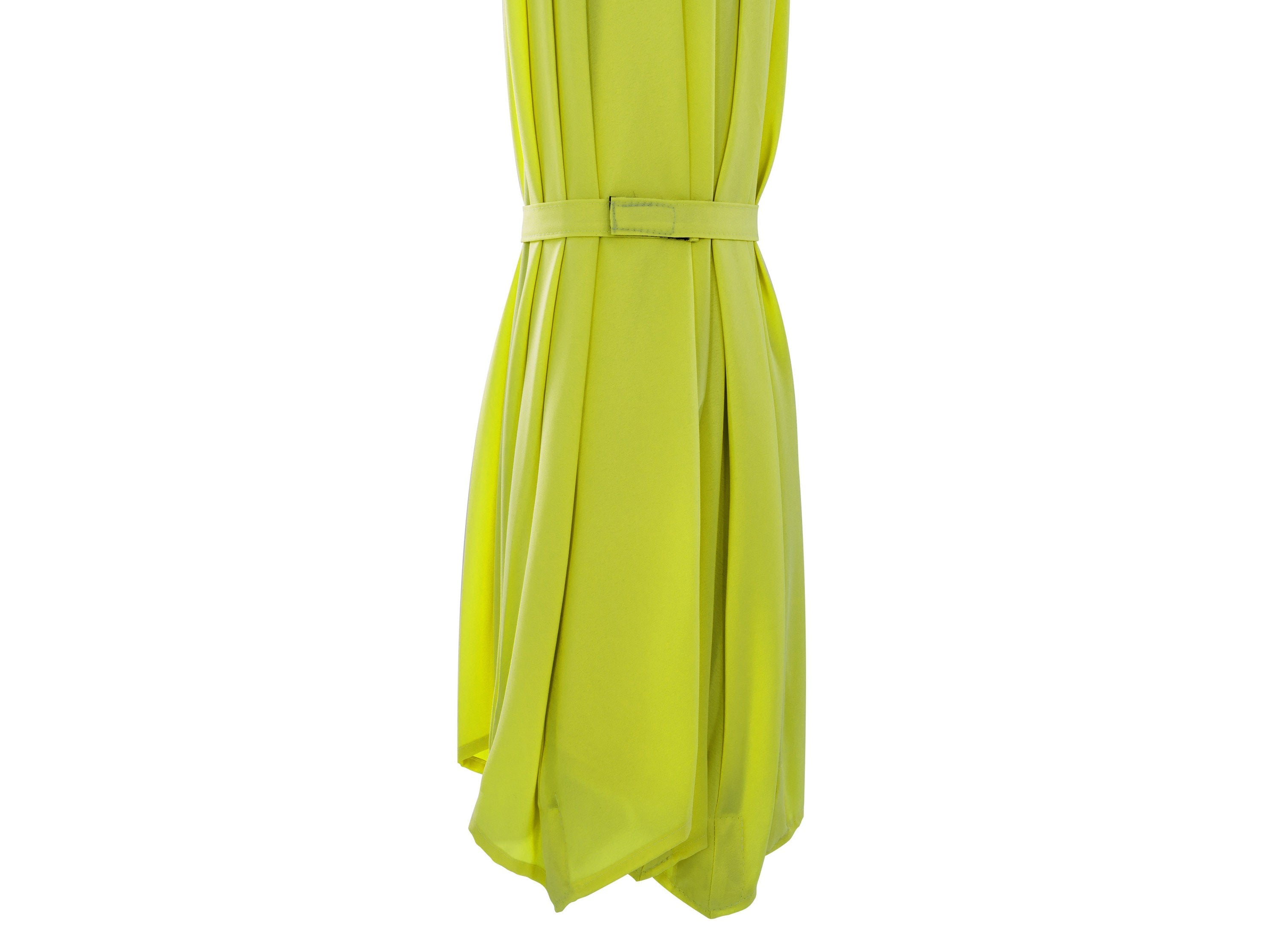 9.5ft Tilting Offset Patio Umbrella in Lime Green - Perfect for Outdoor Dining, Poolside Lounging, and Backyard Relaxation