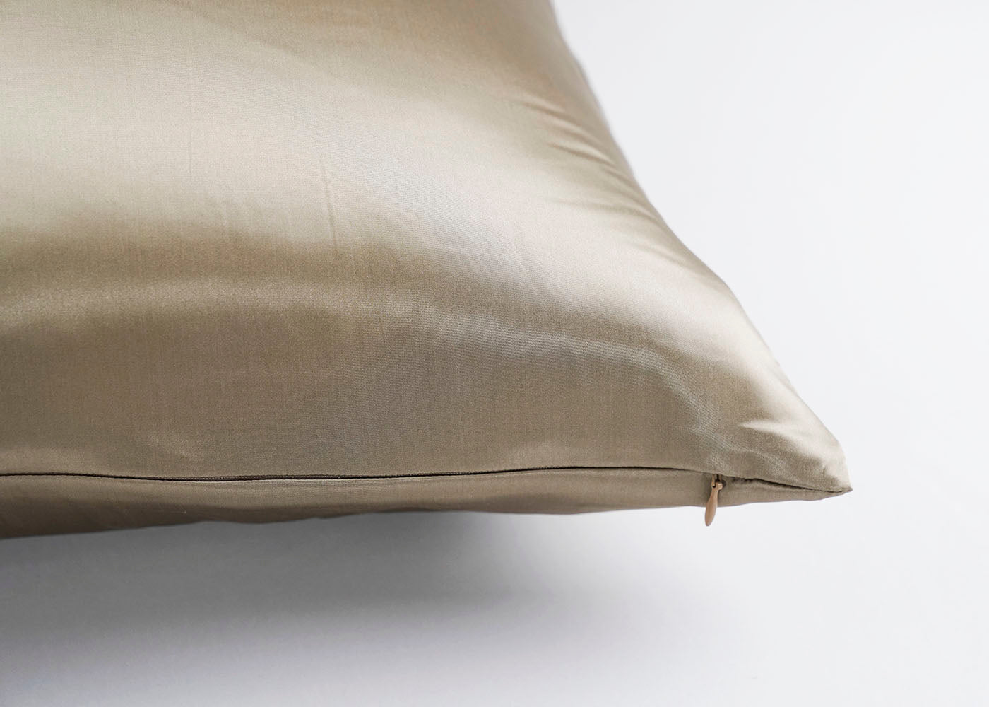 100% Pure Mulberry Silk Pillowcase with Zipper Closure - 16 Momme Grade for Hair & Skin Care - Perfect for Anti-Aging, Reducing Wrinkles & Bedroom Luxury (Queen Size, White) - Ideal for Beauty Sleep & Home Spa Experience