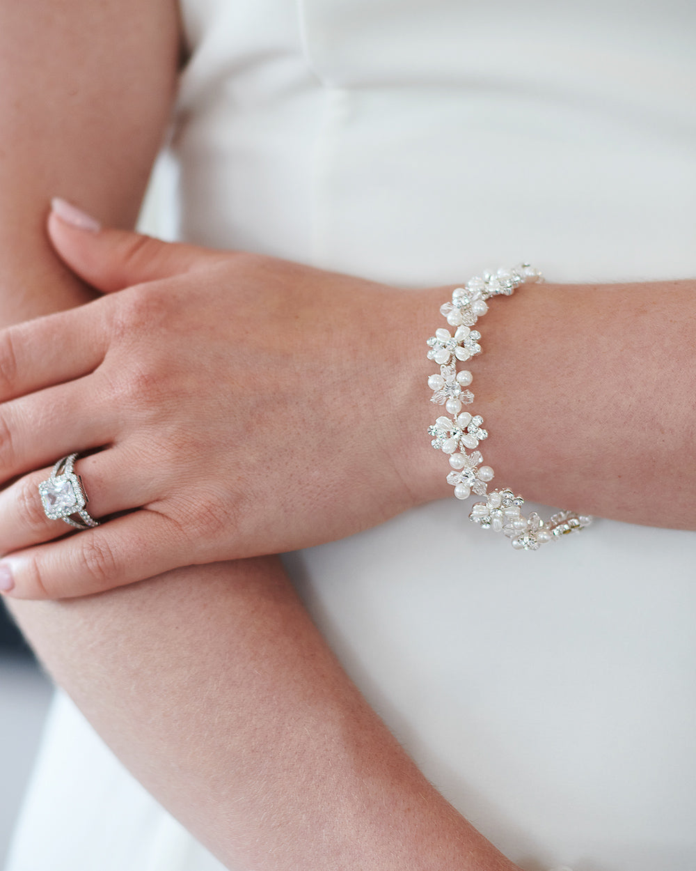 Daisey Pearl Bracelet for Women - Elegant Freshwater Pearl Jewelry Gift for Her - Perfect for Weddings, Parties & Special Occasions